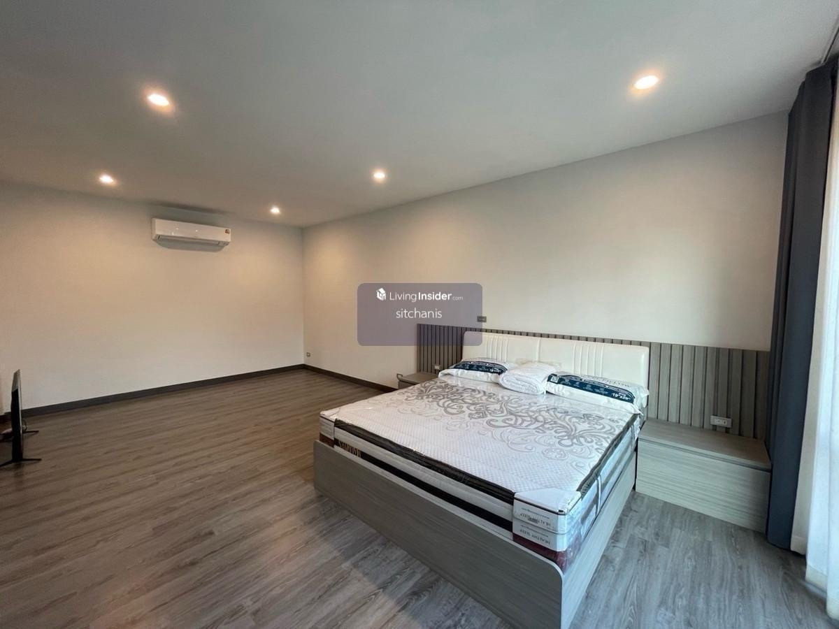 For SaleTownhomeKasetsart, Ratchayothin : Single house for sale Baan Klang Muang Classe Ratchayothin (ClasseRatchayothin) 
 never rented out, Garnetta type, area 40 sq m., usable area 214 sq m., 2 bedrooms, 3 bathrooms, 1 living room, 2nd floor, living room, 1 kitchen, 2 parking spaces 
 
 The on