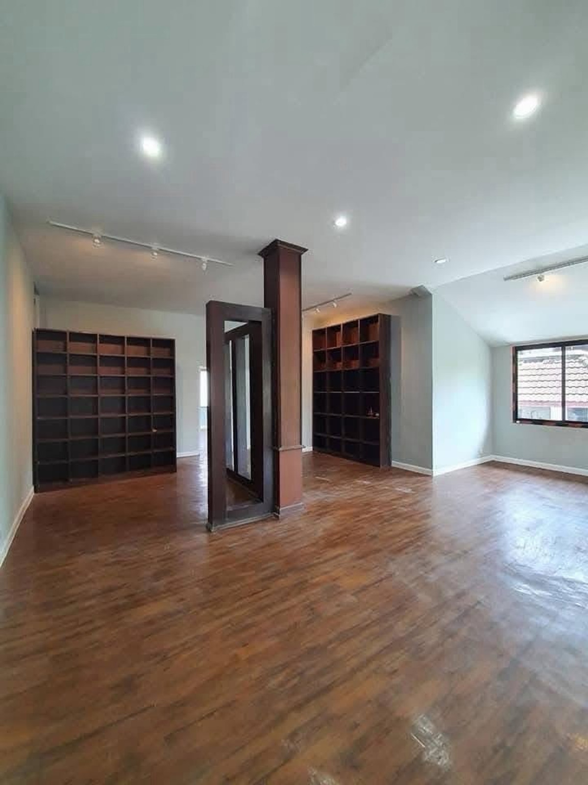 For RentOfficeRamkhamhaeng, Hua Mak : Office building for Rent Town in Town 4.5 Storey Building 600 sq.m Near Central EastVille CDC and Ekkamai–Ramindra Expressway