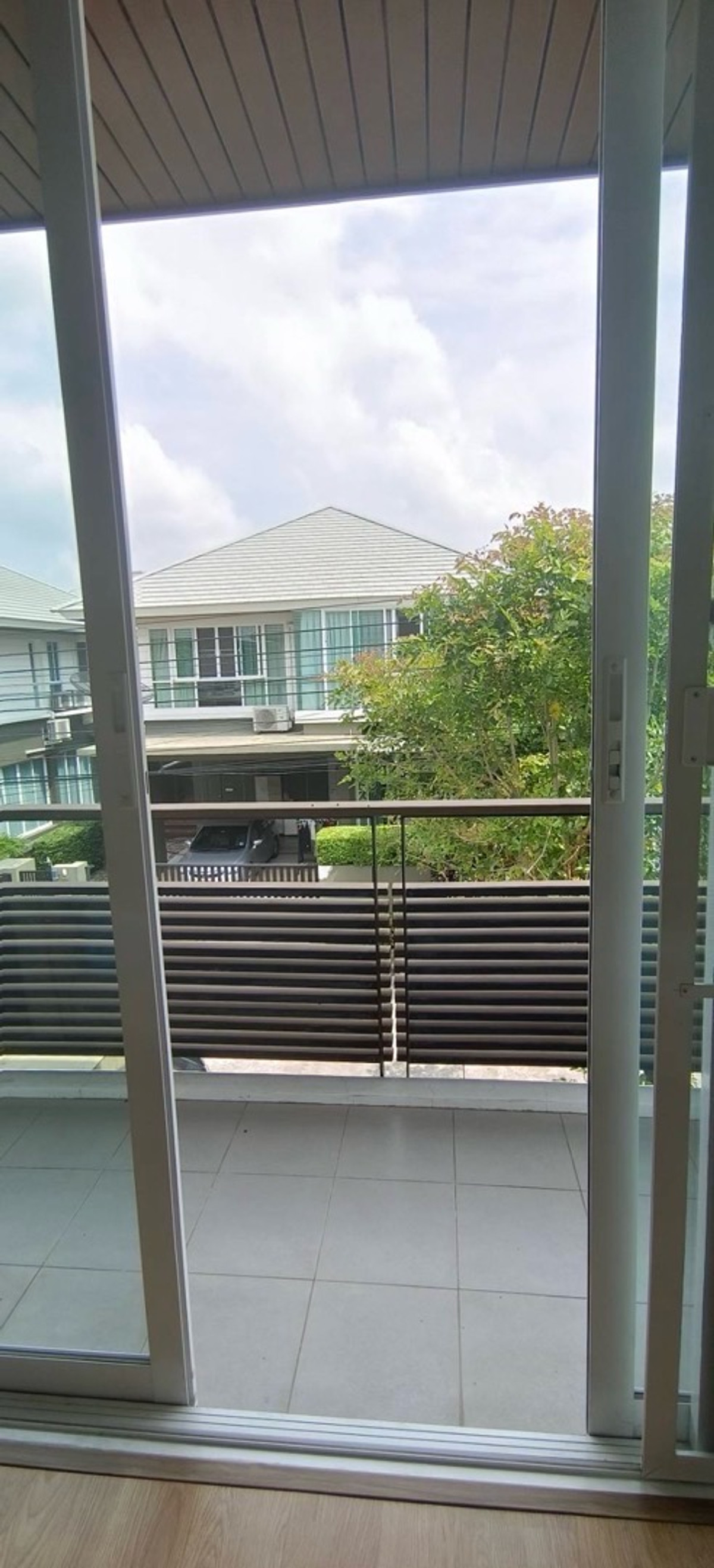 ให้เช่าบ้านสมุทรปราการ สำโรง : ให้เช่าบ้านเดี่ยว NARA BOTANIC SRINAKARIN ( นาราโบทานิค ศรีนครินทร์ )
🛏️ 3 ห้องนอน 🛁 3 ห้องน้ำ 🚗 2 ที่จอดรถ ขนาด 50 ตรว. พื้นที่ใช้สอย 185 ตรม. ✨ ราคา 65,000 บาท ✨ 