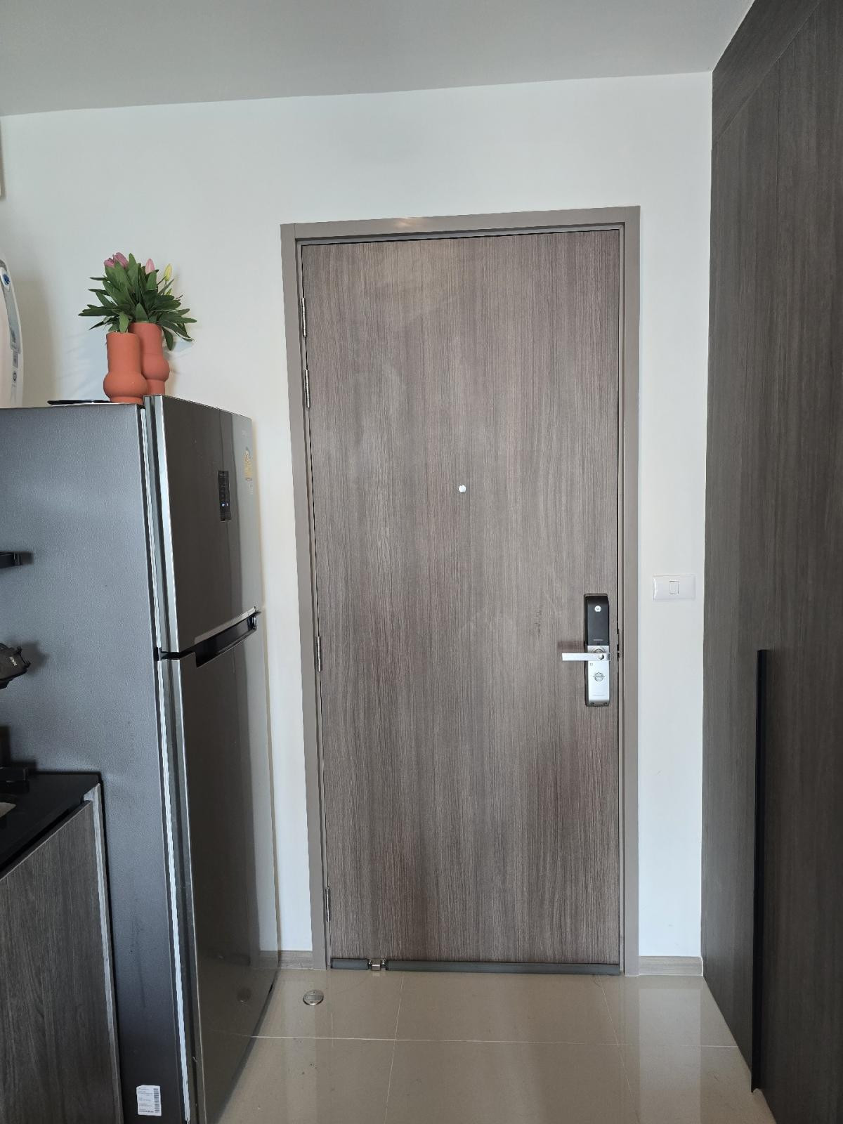 ขายคอนโดพระราม 9 เพชรบุรีตัดใหม่ RCA : ขายด่วน 📍 THE BASE Phetchaburi - Thonglor 📍 ระเบียงทิศใต้ เฟอร์นิเจอร์ และ เครื่องใช้ไฟฟ้าครบ 