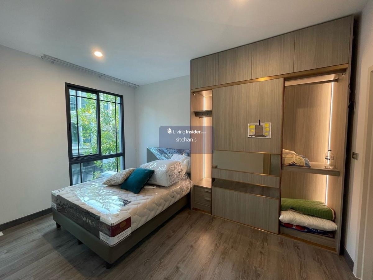 For SaleTownhomeKasetsart, Ratchayothin : Single house for sale Baan Klang Muang Classe Ratchayothin (ClasseRatchayothin) 
 never rented out, Garnetta type, area 40 sq m., usable area 214 sq m., 2 bedrooms, 3 bathrooms, 1 living room, 2nd floor, living room, 1 kitchen, 2 parking spaces 
 
 The on