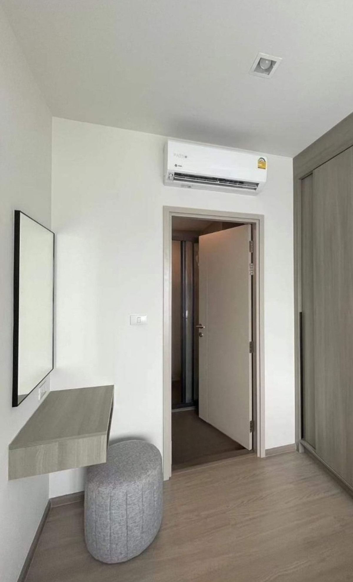 ขายคอนโดพระราม 9 เพชรบุรีตัดใหม่ RCA : ขายด่วน 📍 THE BASE Phetchaburi - Thonglor 📍 ระเบียงทิศใต้ เฟอร์นิเจอร์ และ เครื่องใช้ไฟฟ้าครบ 