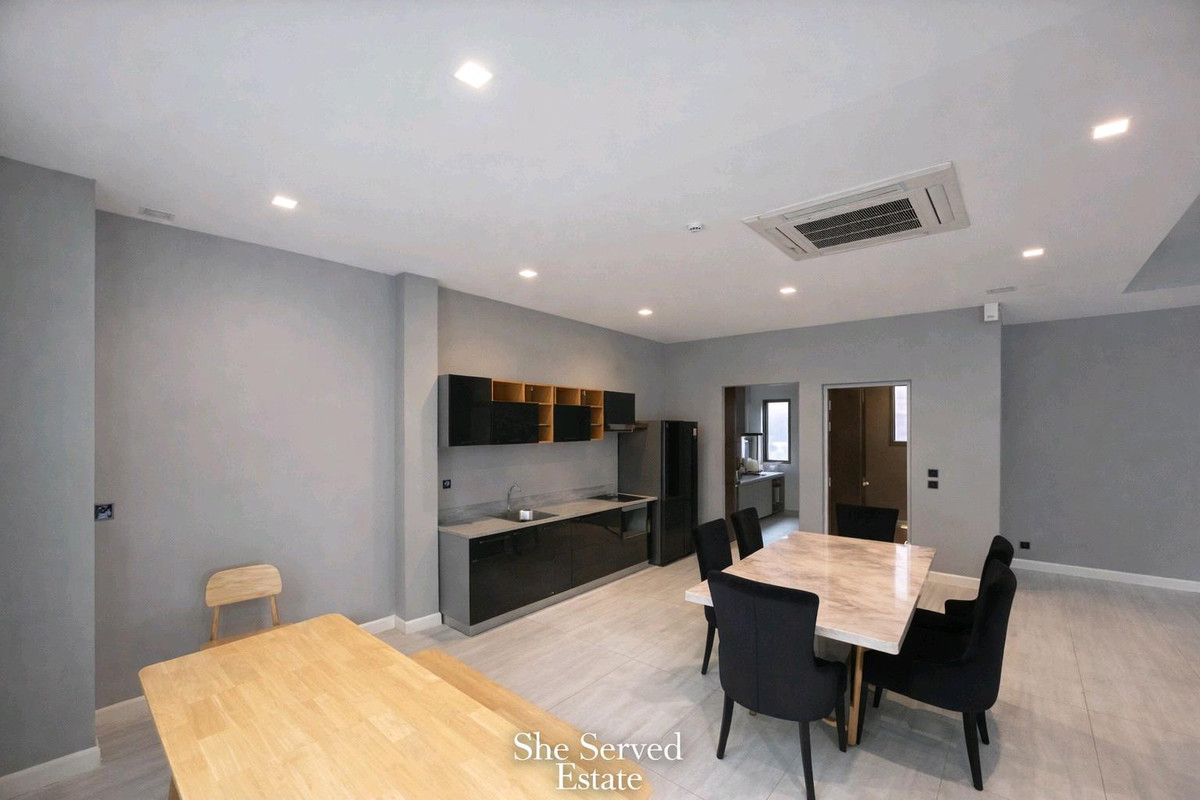 ให้เช่าบ้านพัฒนาการ ศรีนครินทร์ : For Rent ◈ The Gentry Phatthanakan 2 ◈ Luxury single • 4 Bedrooms | 5 Bathrooms • Double living room and upstairs family lounge • Parking for 3 cars