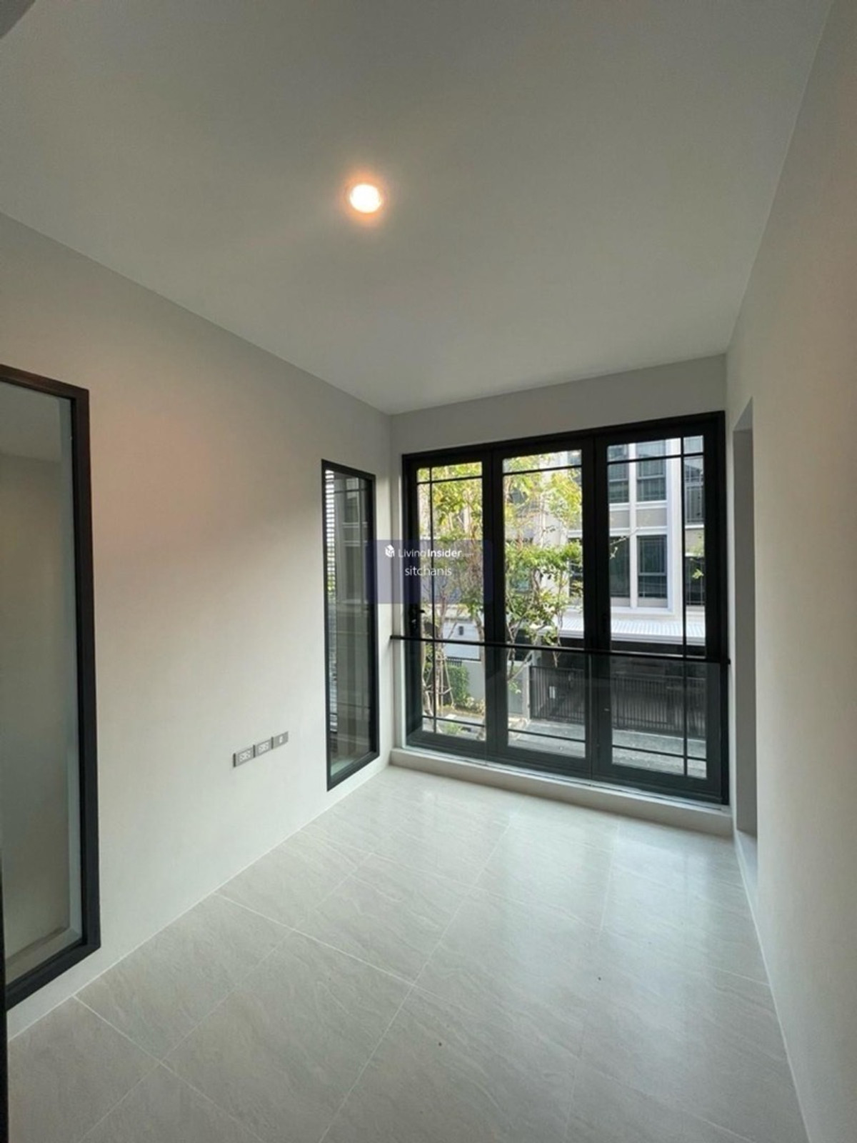 For SaleTownhomeKasetsart, Ratchayothin : Single house for sale Baan Klang Muang Classe Ratchayothin (ClasseRatchayothin) 
 never rented out, Garnetta type, area 40 sq m., usable area 214 sq m., 2 bedrooms, 3 bathrooms, 1 living room, 2nd floor, living room, 1 kitchen, 2 parking spaces 
 
 The on