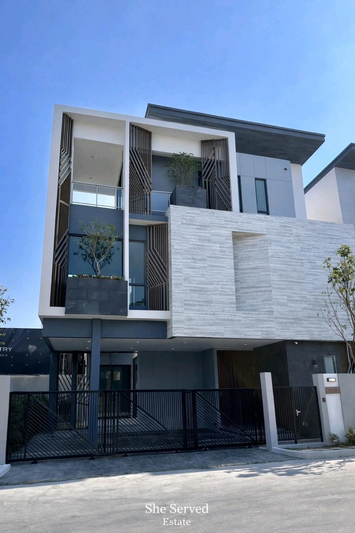 ให้เช่าบ้านพัฒนาการ ศรีนครินทร์ : For Rent ◈ The Gentry Phatthanakan 2 ◈ Luxury single • 4 Bedrooms | 5 Bathrooms • Double living room and upstairs family lounge • Parking for 3 cars