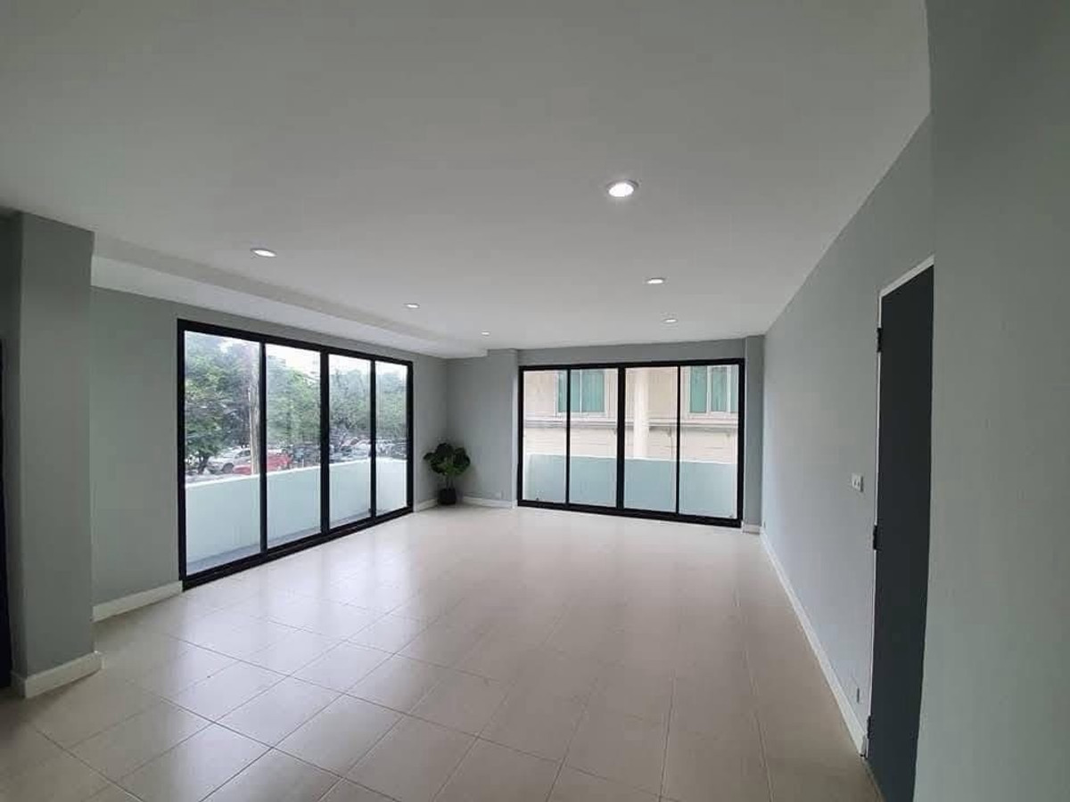 For RentOfficeRamkhamhaeng, Hua Mak : Office building for Rent Town in Town 4.5 Storey Building 600 sq.m Near Central EastVille CDC and Ekkamai–Ramindra Expressway