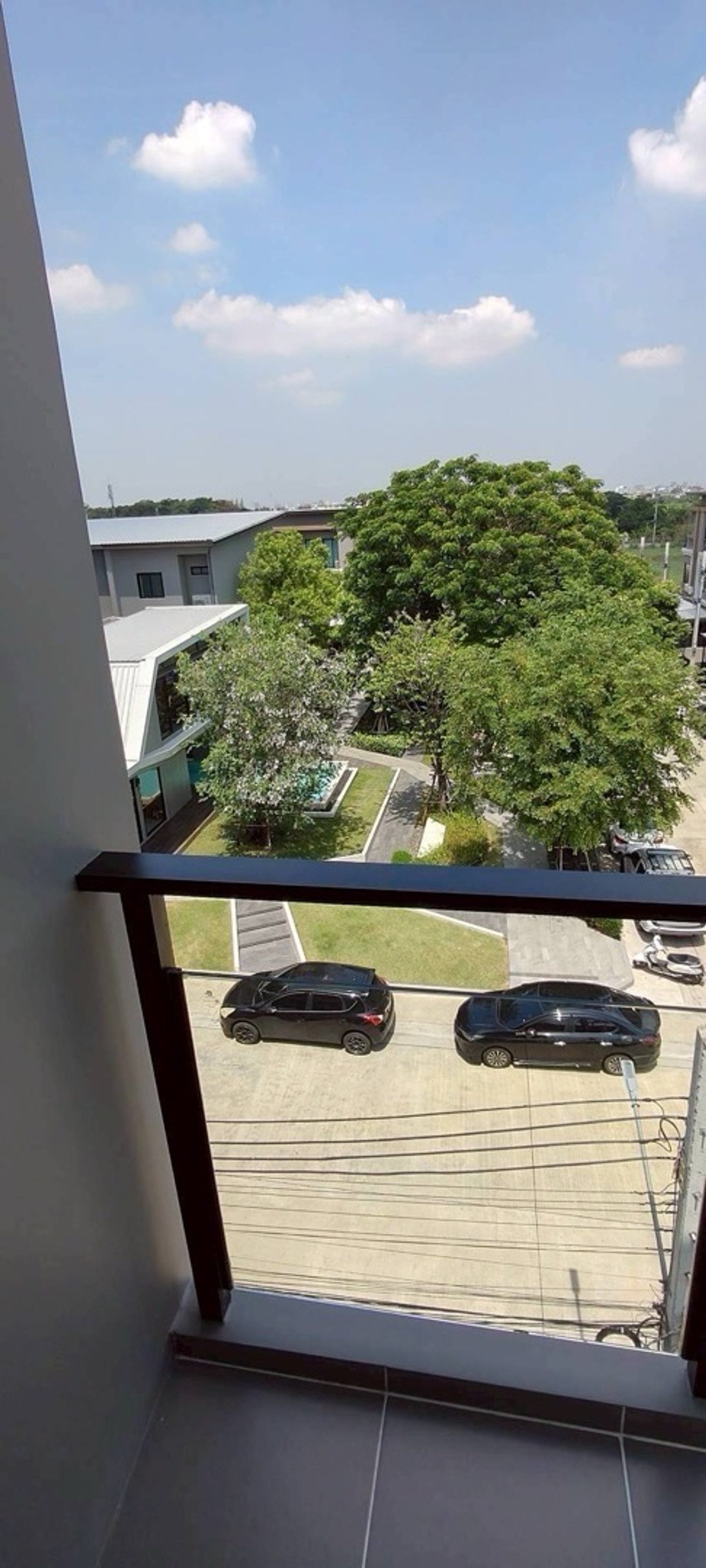 ให้เช่าทาวน์โฮมนวมินทร์ รามอินทรา : ให้เช่า/ขาย  #ทาวน์โฮมพรีเมียม 3.5 ชั้น
โครงการ Premium Place พหลโยธิน–รามอินทรา พื้นที่ 29.5 ตร.ว. | พื้นที่ใช้สอย 228.57 ตร.ม.

4 ห้องนอน | 3 ห้องน้ำ
1 ห้องนั่งเล่น | 1 ห้องทำงาน | 
1 ห้องรับแขก | 1 ห้องครัว
2 ที่จอดรถ
