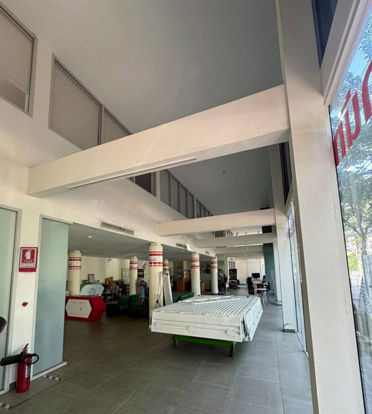 For RentShowroomBang kae, Phetkasem : For rent: Showroom with warehouse Almost 2 rai of land Usable area 2,000 sq m. Location: Phetkasem Sai 1, Bang Khae, near the MRT.