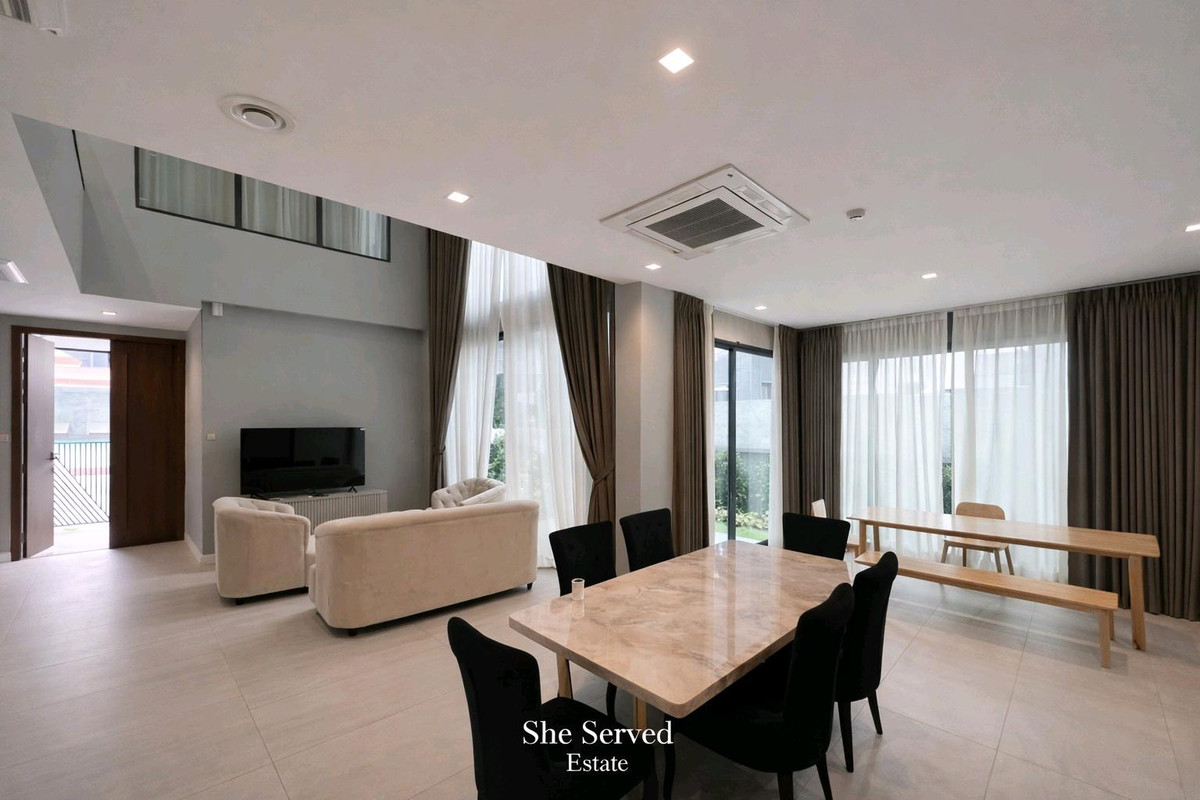 ให้เช่าบ้านพัฒนาการ ศรีนครินทร์ : For Rent ◈ The Gentry Phatthanakan 2 ◈ Luxury single • 4 Bedrooms | 5 Bathrooms • Double living room and upstairs family lounge • Parking for 3 cars