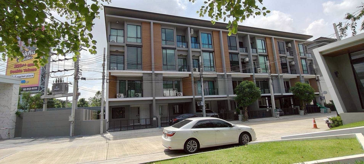 ให้เช่าทาวน์โฮมนวมินทร์ รามอินทรา : ให้เช่า/ขาย  #ทาวน์โฮมพรีเมียม 3.5 ชั้น
โครงการ Premium Place พหลโยธิน–รามอินทรา พื้นที่ 29.5 ตร.ว. | พื้นที่ใช้สอย 228.57 ตร.ม.

4 ห้องนอน | 3 ห้องน้ำ
1 ห้องนั่งเล่น | 1 ห้องทำงาน | 
1 ห้องรับแขก | 1 ห้องครัว
2 ที่จอดรถ
