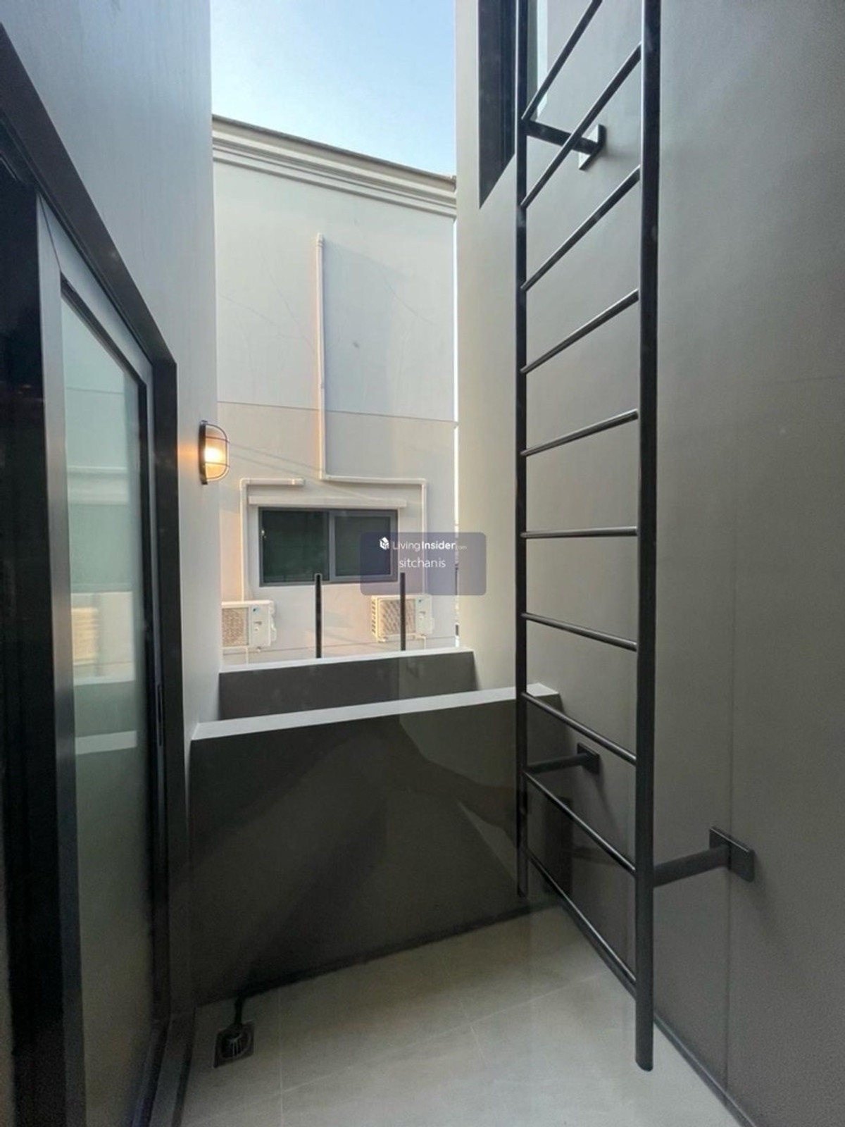 For SaleTownhomeKasetsart, Ratchayothin : Single house for sale Baan Klang Muang Classe Ratchayothin (ClasseRatchayothin) 
 never rented out, Garnetta type, area 40 sq m., usable area 214 sq m., 2 bedrooms, 3 bathrooms, 1 living room, 2nd floor, living room, 1 kitchen, 2 parking spaces 
 
 The on