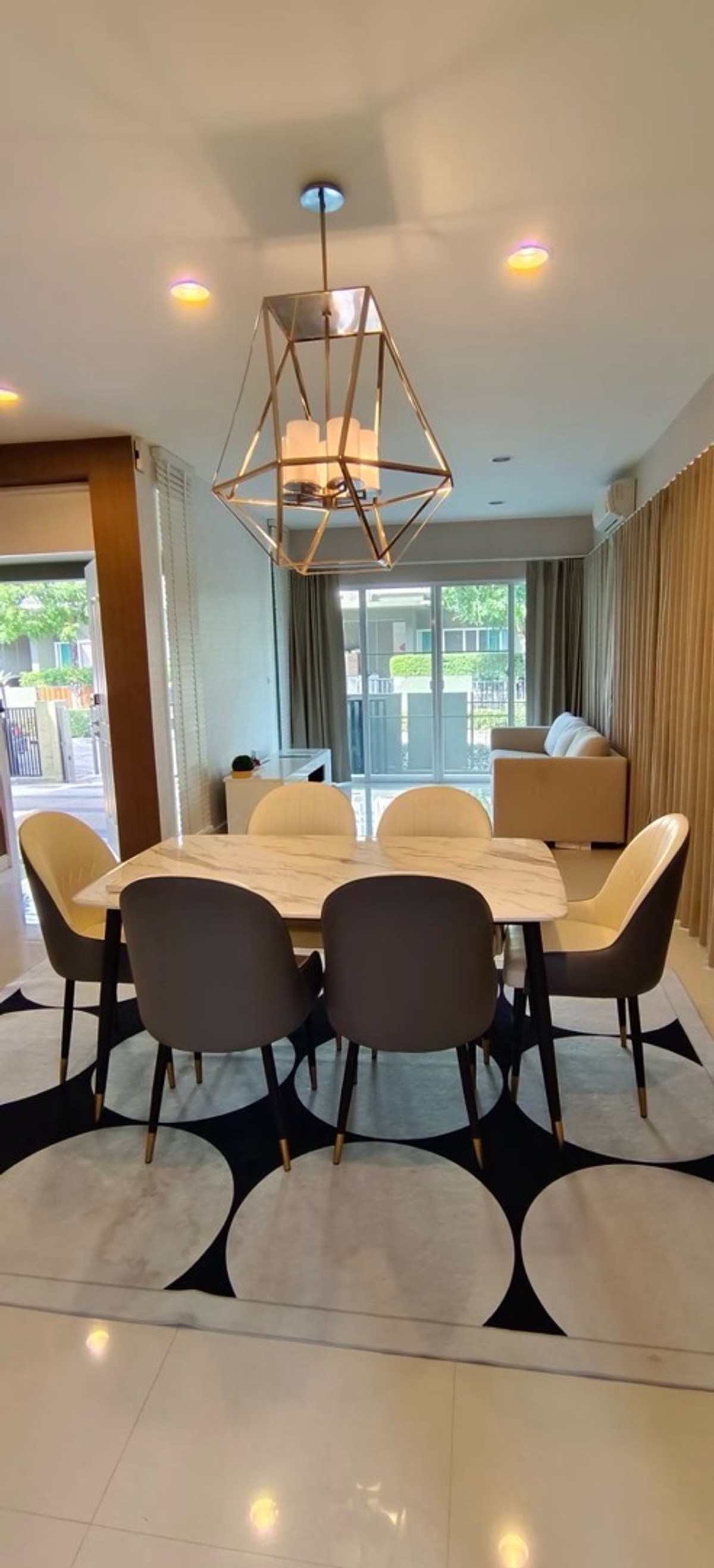 ให้เช่าบ้านสมุทรปราการ สำโรง : ให้เช่าบ้านเดี่ยว NARA BOTANIC SRINAKARIN ( นาราโบทานิค ศรีนครินทร์ )
🛏️ 3 ห้องนอน 🛁 3 ห้องน้ำ 🚗 2 ที่จอดรถ ขนาด 50 ตรว. พื้นที่ใช้สอย 185 ตรม. ✨ ราคา 65,000 บาท ✨ 