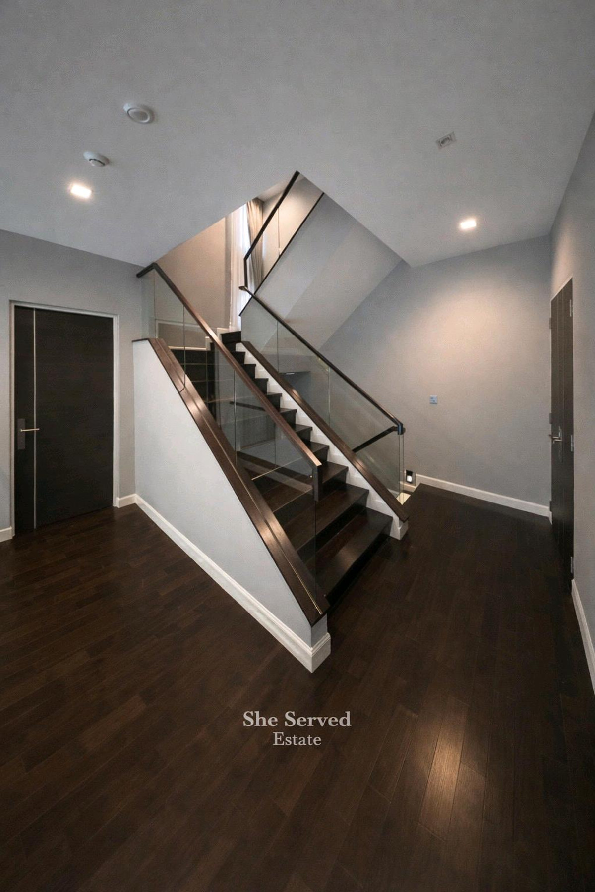 ให้เช่าบ้านพัฒนาการ ศรีนครินทร์ : For Rent ◈ The Gentry Phatthanakan 2 ◈ Luxury single • 4 Bedrooms | 5 Bathrooms • Double living room and upstairs family lounge • Parking for 3 cars