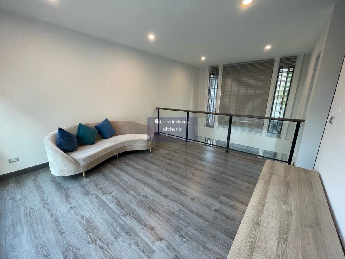 For SaleTownhomeKasetsart, Ratchayothin : Single house for sale Baan Klang Muang Classe Ratchayothin (ClasseRatchayothin) 
 never rented out, Garnetta type, area 40 sq m., usable area 214 sq m., 2 bedrooms, 3 bathrooms, 1 living room, 2nd floor, living room, 1 kitchen, 2 parking spaces 
 
 The on