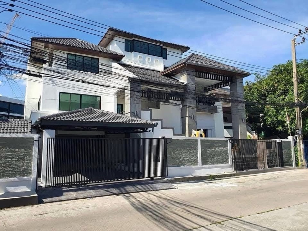 For RentOfficeRamkhamhaeng, Hua Mak : Office building for Rent Town in Town 4.5 Storey Building 600 sq.m Near Central EastVille CDC and Ekkamai–Ramindra Expressway