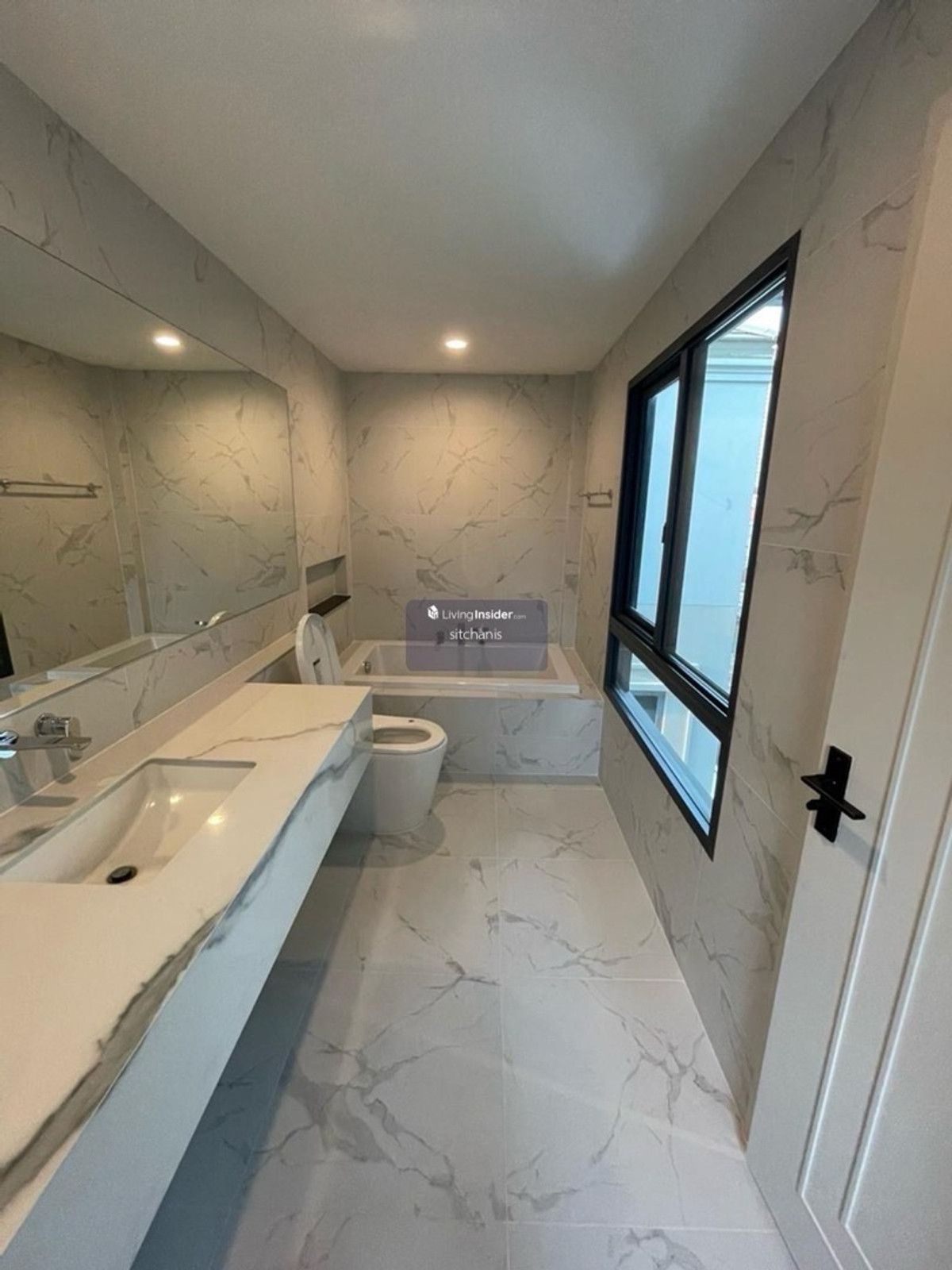 For SaleTownhomeKasetsart, Ratchayothin : Single house for sale Baan Klang Muang Classe Ratchayothin (ClasseRatchayothin) 
 never rented out, Garnetta type, area 40 sq m., usable area 214 sq m., 2 bedrooms, 3 bathrooms, 1 living room, 2nd floor, living room, 1 kitchen, 2 parking spaces 
 
 The on