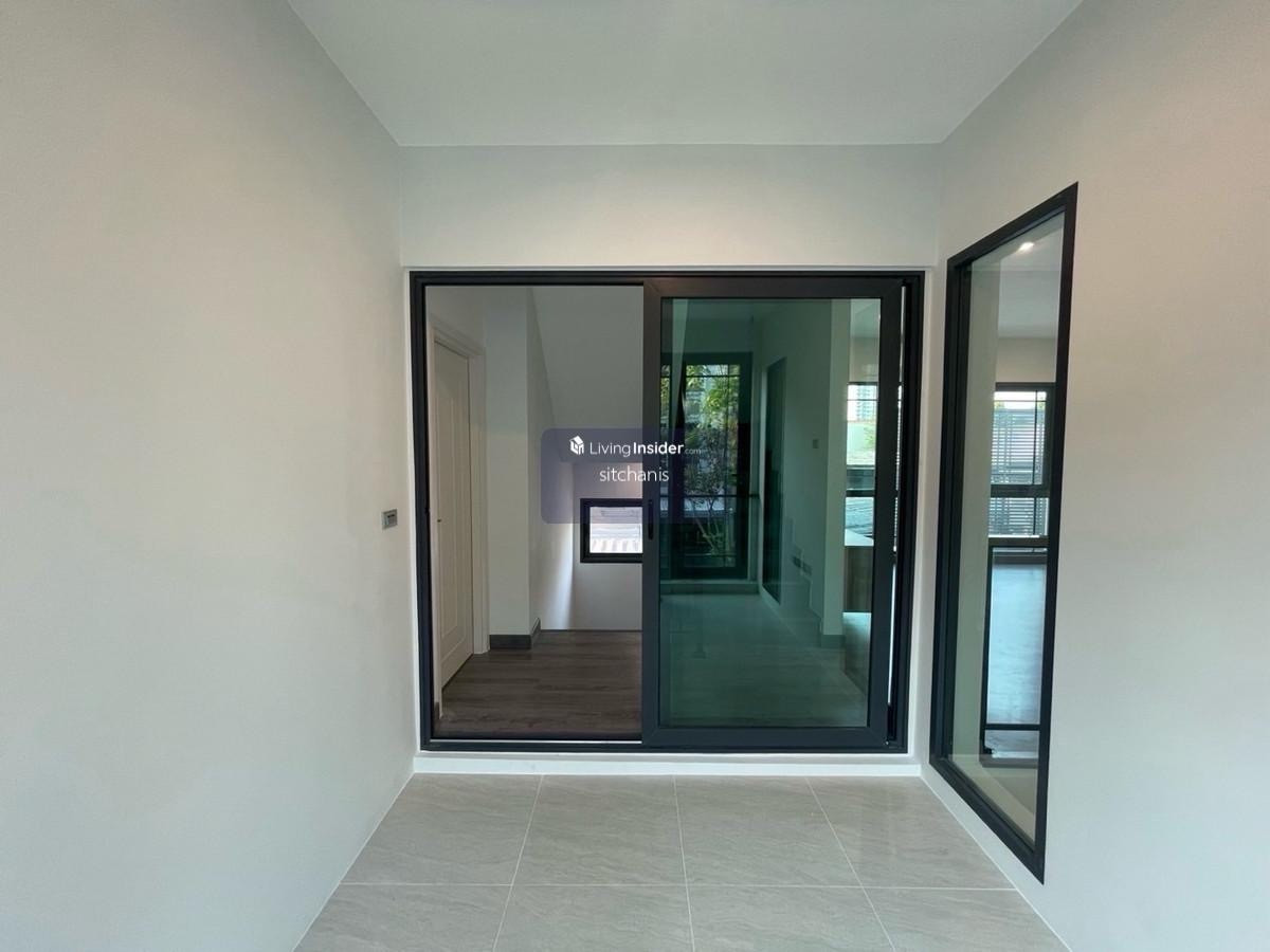 For SaleTownhomeKasetsart, Ratchayothin : Single house for sale Baan Klang Muang Classe Ratchayothin (ClasseRatchayothin) 
 never rented out, Garnetta type, area 40 sq m., usable area 214 sq m., 2 bedrooms, 3 bathrooms, 1 living room, 2nd floor, living room, 1 kitchen, 2 parking spaces 
 
 The on