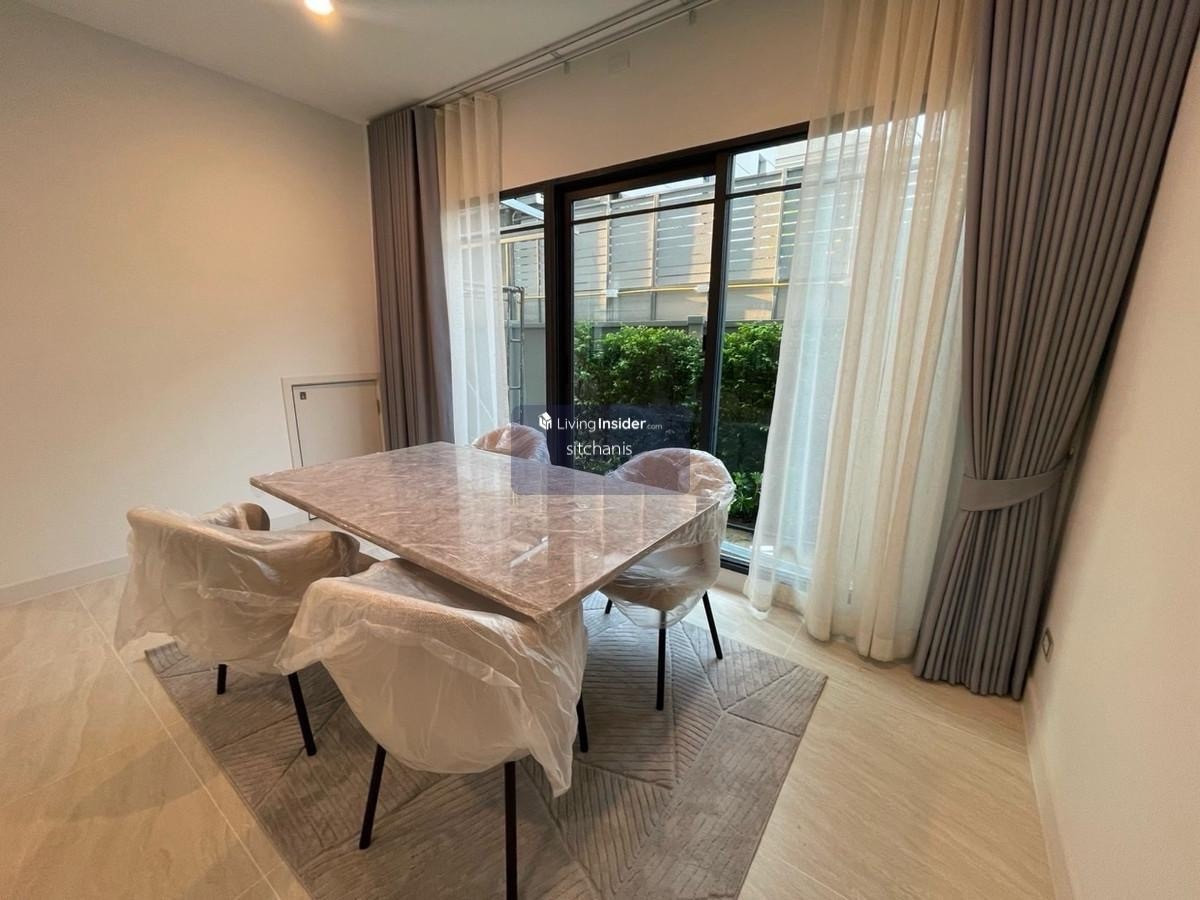 For SaleTownhomeKasetsart, Ratchayothin : Single house for sale Baan Klang Muang Classe Ratchayothin (ClasseRatchayothin) 
 never rented out, Garnetta type, area 40 sq m., usable area 214 sq m., 2 bedrooms, 3 bathrooms, 1 living room, 2nd floor, living room, 1 kitchen, 2 parking spaces 
 
 The on