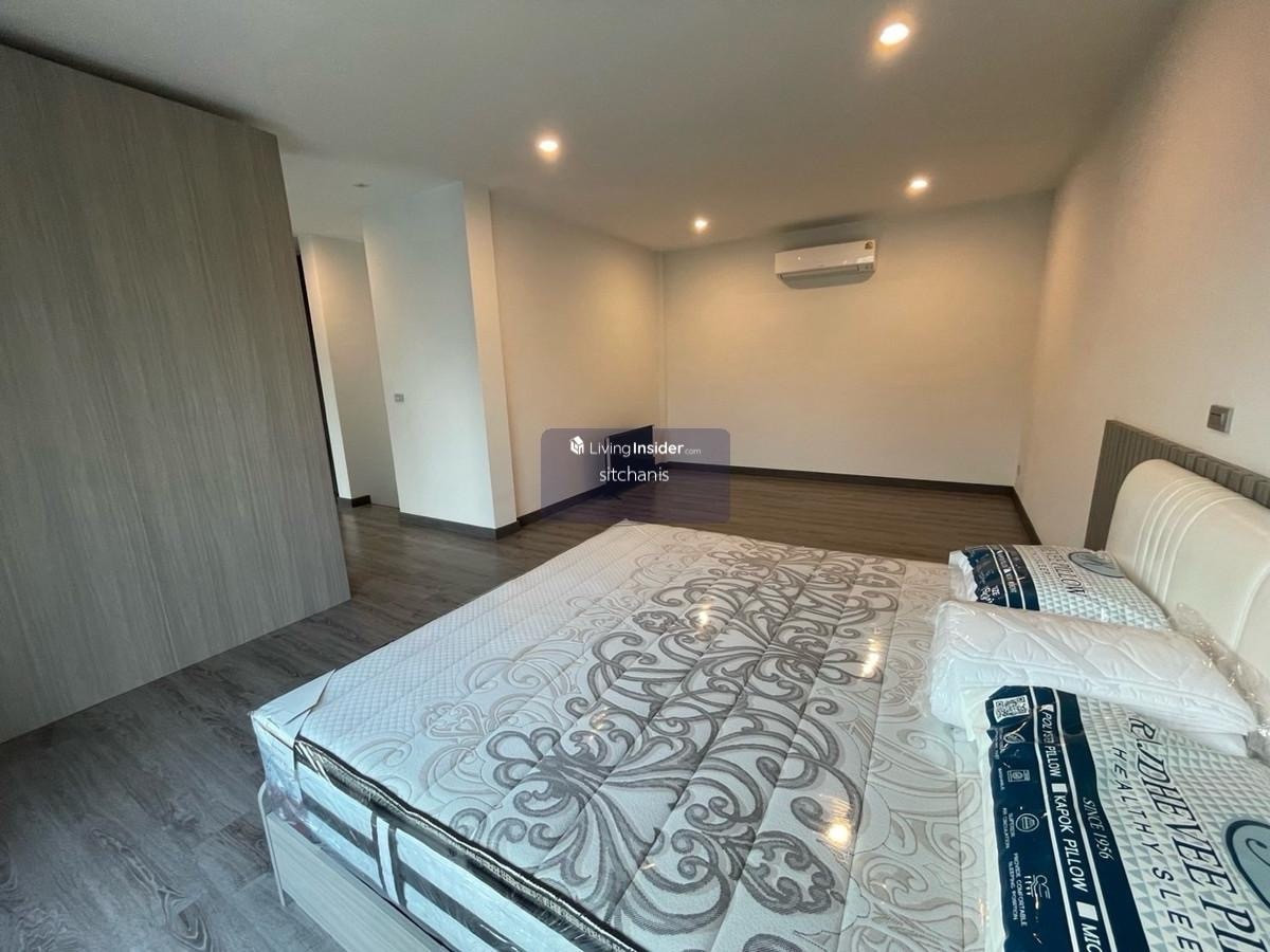 For SaleTownhomeKasetsart, Ratchayothin : Single house for sale Baan Klang Muang Classe Ratchayothin (ClasseRatchayothin) 
 never rented out, Garnetta type, area 40 sq m., usable area 214 sq m., 2 bedrooms, 3 bathrooms, 1 living room, 2nd floor, living room, 1 kitchen, 2 parking spaces 
 
 The on