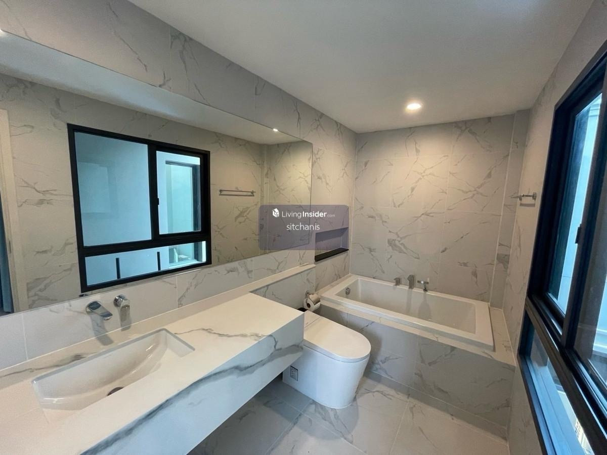 For SaleTownhomeKasetsart, Ratchayothin : Single house for sale Baan Klang Muang Classe Ratchayothin (ClasseRatchayothin) 
 never rented out, Garnetta type, area 40 sq m., usable area 214 sq m., 2 bedrooms, 3 bathrooms, 1 living room, 2nd floor, living room, 1 kitchen, 2 parking spaces 
 
 The on