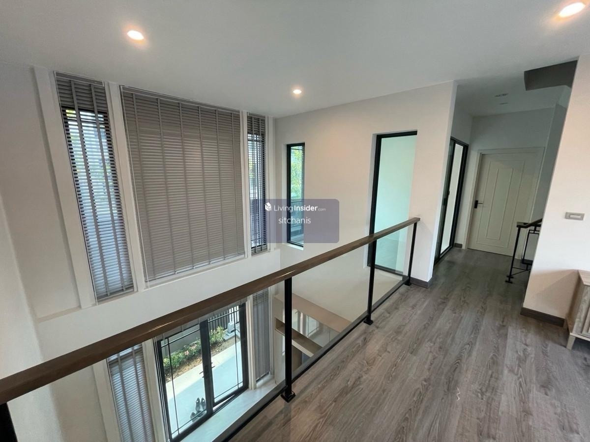 For SaleTownhomeKasetsart, Ratchayothin : Single house for sale Baan Klang Muang Classe Ratchayothin (ClasseRatchayothin) 
 never rented out, Garnetta type, area 40 sq m., usable area 214 sq m., 2 bedrooms, 3 bathrooms, 1 living room, 2nd floor, living room, 1 kitchen, 2 parking spaces 
 
 The on