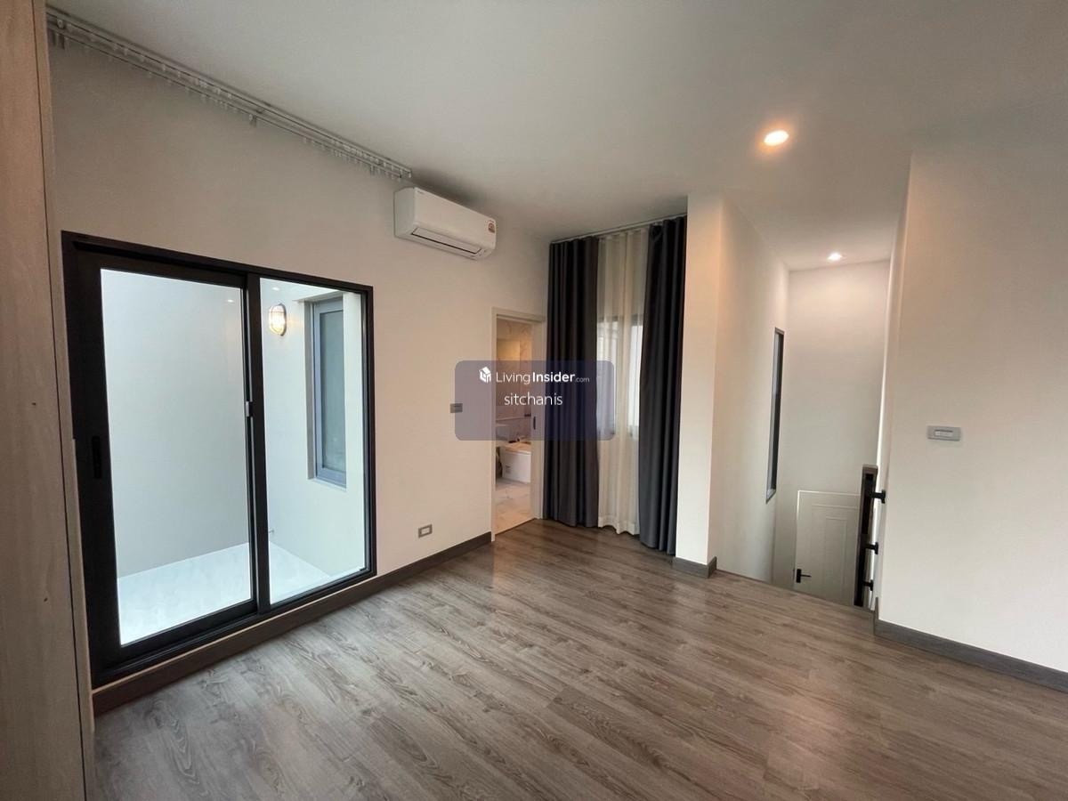 For SaleTownhomeKasetsart, Ratchayothin : Single house for sale Baan Klang Muang Classe Ratchayothin (ClasseRatchayothin) 
 never rented out, Garnetta type, area 40 sq m., usable area 214 sq m., 2 bedrooms, 3 bathrooms, 1 living room, 2nd floor, living room, 1 kitchen, 2 parking spaces 
 
 The on