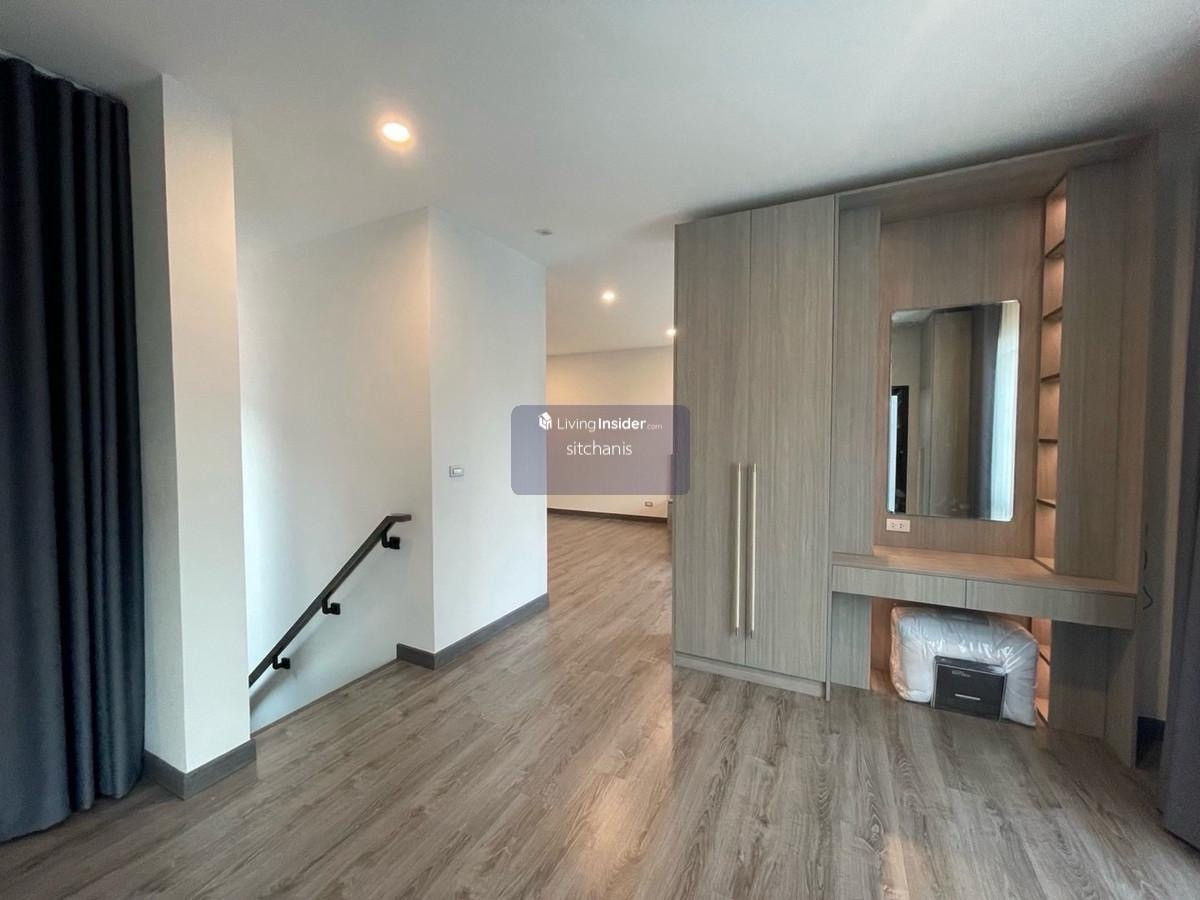 For SaleTownhomeKasetsart, Ratchayothin : Single house for sale Baan Klang Muang Classe Ratchayothin (ClasseRatchayothin) 
 never rented out, Garnetta type, area 40 sq m., usable area 214 sq m., 2 bedrooms, 3 bathrooms, 1 living room, 2nd floor, living room, 1 kitchen, 2 parking spaces 
 
 The on