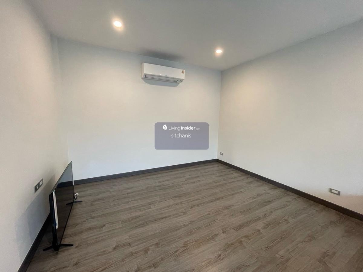 For SaleTownhomeKasetsart, Ratchayothin : Single house for sale Baan Klang Muang Classe Ratchayothin (ClasseRatchayothin) 
 never rented out, Garnetta type, area 40 sq m., usable area 214 sq m., 2 bedrooms, 3 bathrooms, 1 living room, 2nd floor, living room, 1 kitchen, 2 parking spaces 
 
 The on