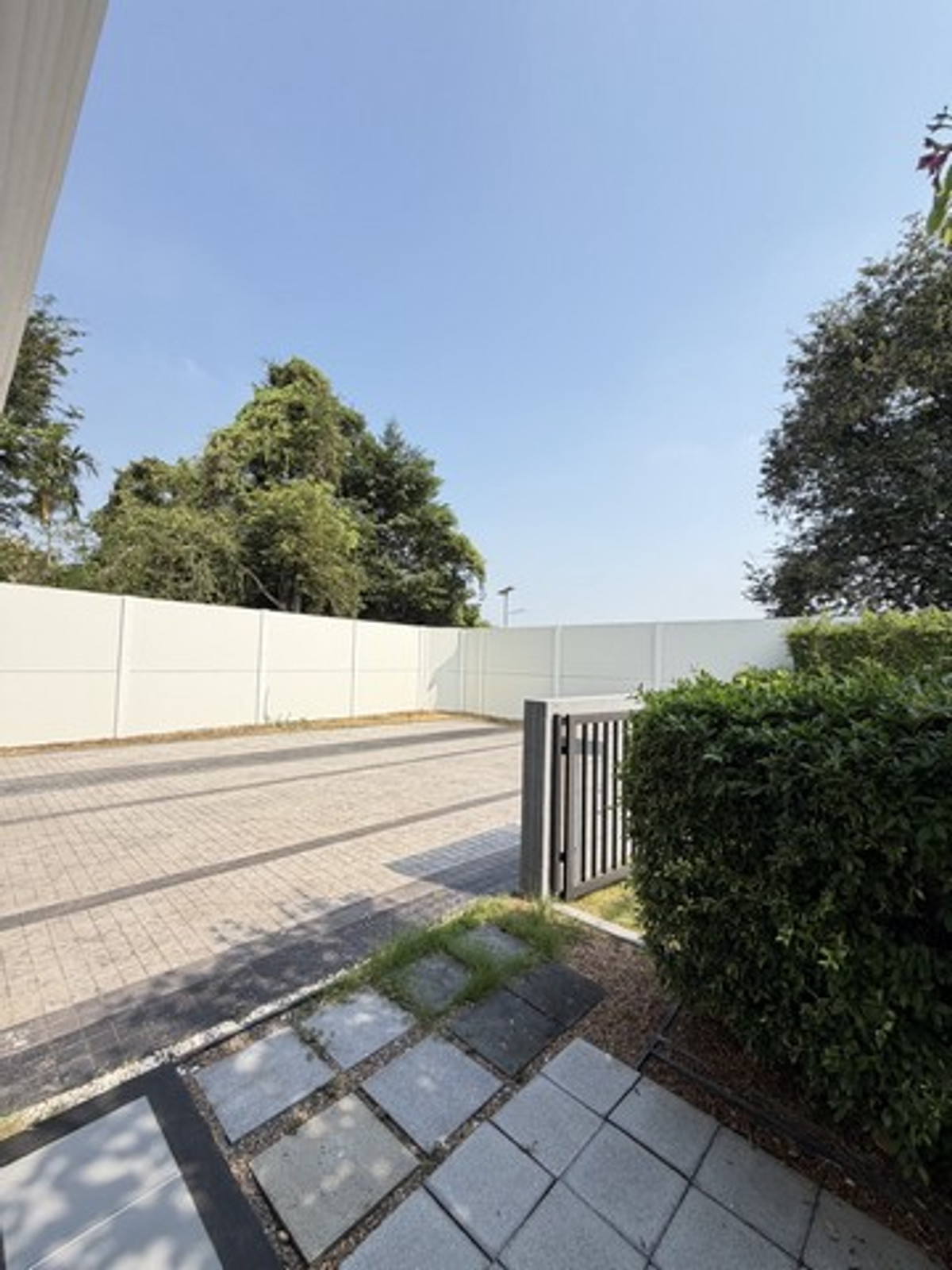 ให้เช่าบ้านพระราม 5 ราชพฤกษ์ บางกรวย : ขายดาวน์ หรือให้เช่า บ้านเดี่ยวแกรนด์บริทาเนีย ราชพฤกษ์ - พระราม 5 ที่ดิน 76.80 ตารางวา พื้นที่ 185 ตรม. 3 ห้องนอน 3 ห้องน้ำ 3 ที่จอดรถ บ้านใหม่ไม่เคยเข้าอยู่