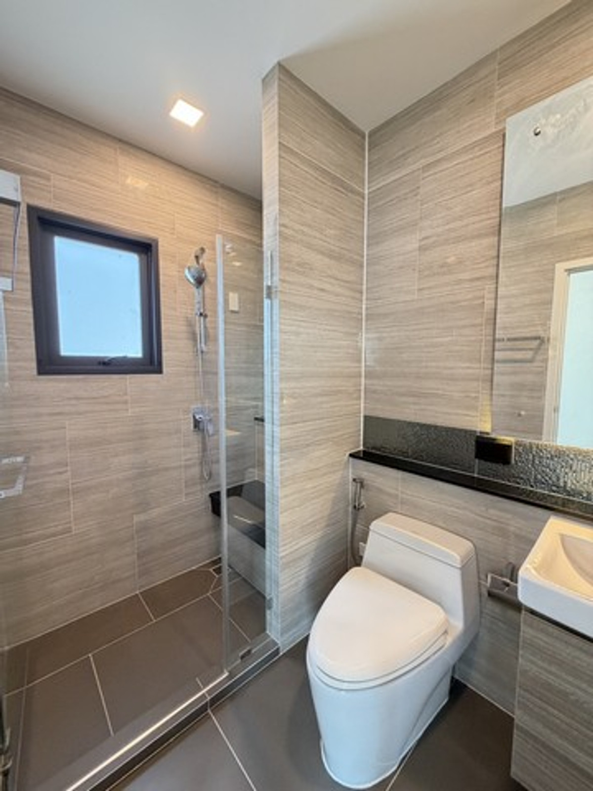 ให้เช่าบ้านพระราม 5 ราชพฤกษ์ บางกรวย : ขายดาวน์ หรือให้เช่า บ้านเดี่ยวแกรนด์บริทาเนีย ราชพฤกษ์ - พระราม 5 ที่ดิน 76.80 ตารางวา พื้นที่ 185 ตรม. 3 ห้องนอน 3 ห้องน้ำ 3 ที่จอดรถ บ้านใหม่ไม่เคยเข้าอยู่