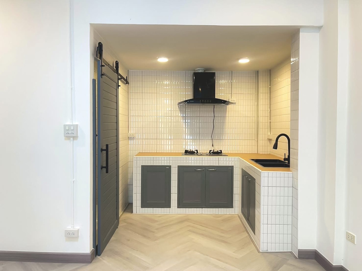 ขายทาวน์โฮมโชคชัย4 ลาดพร้าว71 : CB074♛♚ทาวน์เฮ้าส์ 4 ห้องนอน ขาย⚝ลาดพร้าว♜MRT ลาดพร้าว 83∞065-9423251,099-5919653▚Line@sureresidence