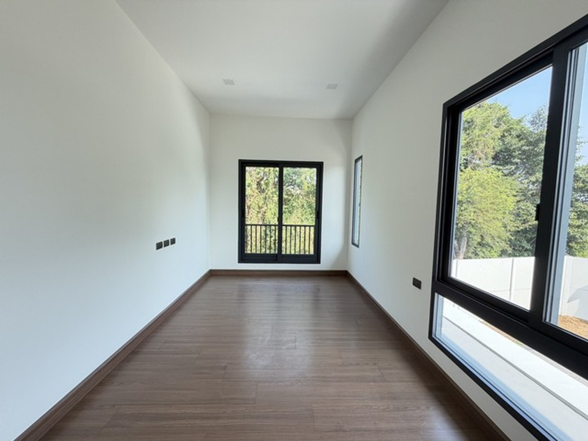 ให้เช่าบ้านพระราม 5 ราชพฤกษ์ บางกรวย : ขายดาวน์ หรือให้เช่า บ้านเดี่ยวแกรนด์บริทาเนีย ราชพฤกษ์ - พระราม 5 ที่ดิน 76.80 ตารางวา พื้นที่ 185 ตรม. 3 ห้องนอน 3 ห้องน้ำ 3 ที่จอดรถ บ้านใหม่ไม่เคยเข้าอยู่