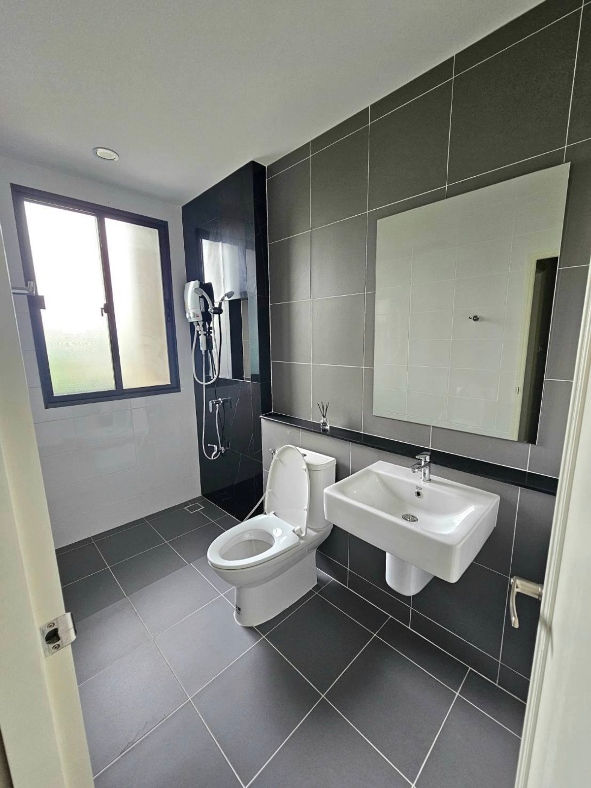 For RentTownhomeMin Buri, Romklao : Townhouse for rent ✨ Baan Klang Muang Rama 9-Krungthep Kreetha ✨ 3 bedrooms, 2 bathrooms, fully furnished and equipped with appliances.