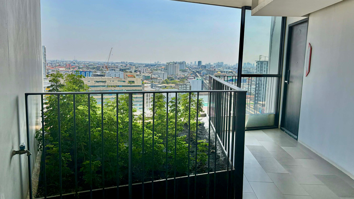 For RentCondoLadprao, Central Ladprao : [Owner for rent] Haus 23, corner room, good view, very convenient to travel.