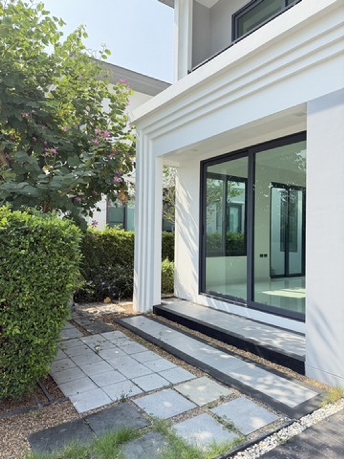 ให้เช่าบ้านพระราม 5 ราชพฤกษ์ บางกรวย : ขายดาวน์ หรือให้เช่า บ้านเดี่ยวแกรนด์บริทาเนีย ราชพฤกษ์ - พระราม 5 ที่ดิน 76.80 ตารางวา พื้นที่ 185 ตรม. 3 ห้องนอน 3 ห้องน้ำ 3 ที่จอดรถ บ้านใหม่ไม่เคยเข้าอยู่