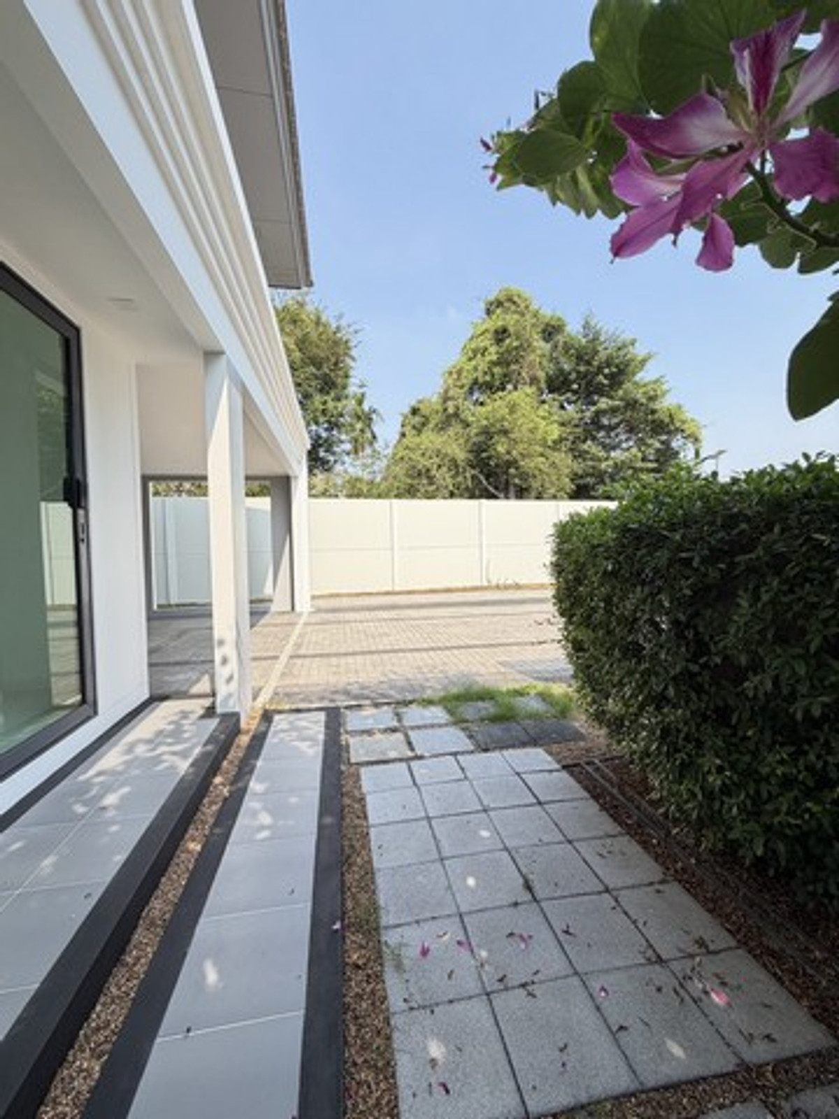 ให้เช่าบ้านพระราม 5 ราชพฤกษ์ บางกรวย : ขายดาวน์ หรือให้เช่า บ้านเดี่ยวแกรนด์บริทาเนีย ราชพฤกษ์ - พระราม 5 ที่ดิน 76.80 ตารางวา พื้นที่ 185 ตรม. 3 ห้องนอน 3 ห้องน้ำ 3 ที่จอดรถ บ้านใหม่ไม่เคยเข้าอยู่