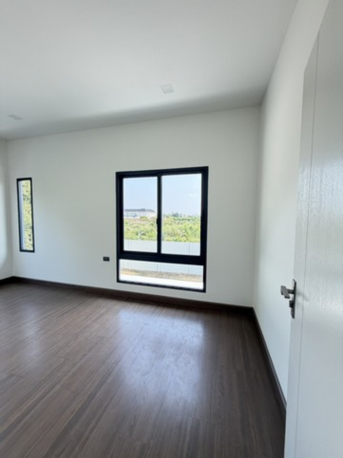 ให้เช่าบ้านพระราม 5 ราชพฤกษ์ บางกรวย : ขายดาวน์ หรือให้เช่า บ้านเดี่ยวแกรนด์บริทาเนีย ราชพฤกษ์ - พระราม 5 ที่ดิน 76.80 ตารางวา พื้นที่ 185 ตรม. 3 ห้องนอน 3 ห้องน้ำ 3 ที่จอดรถ บ้านใหม่ไม่เคยเข้าอยู่