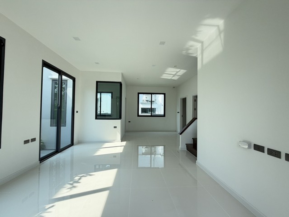 ให้เช่าบ้านพระราม 5 ราชพฤกษ์ บางกรวย : ขายดาวน์ หรือให้เช่า บ้านเดี่ยวแกรนด์บริทาเนีย ราชพฤกษ์ - พระราม 5 ที่ดิน 76.80 ตารางวา พื้นที่ 185 ตรม. 3 ห้องนอน 3 ห้องน้ำ 3 ที่จอดรถ บ้านใหม่ไม่เคยเข้าอยู่