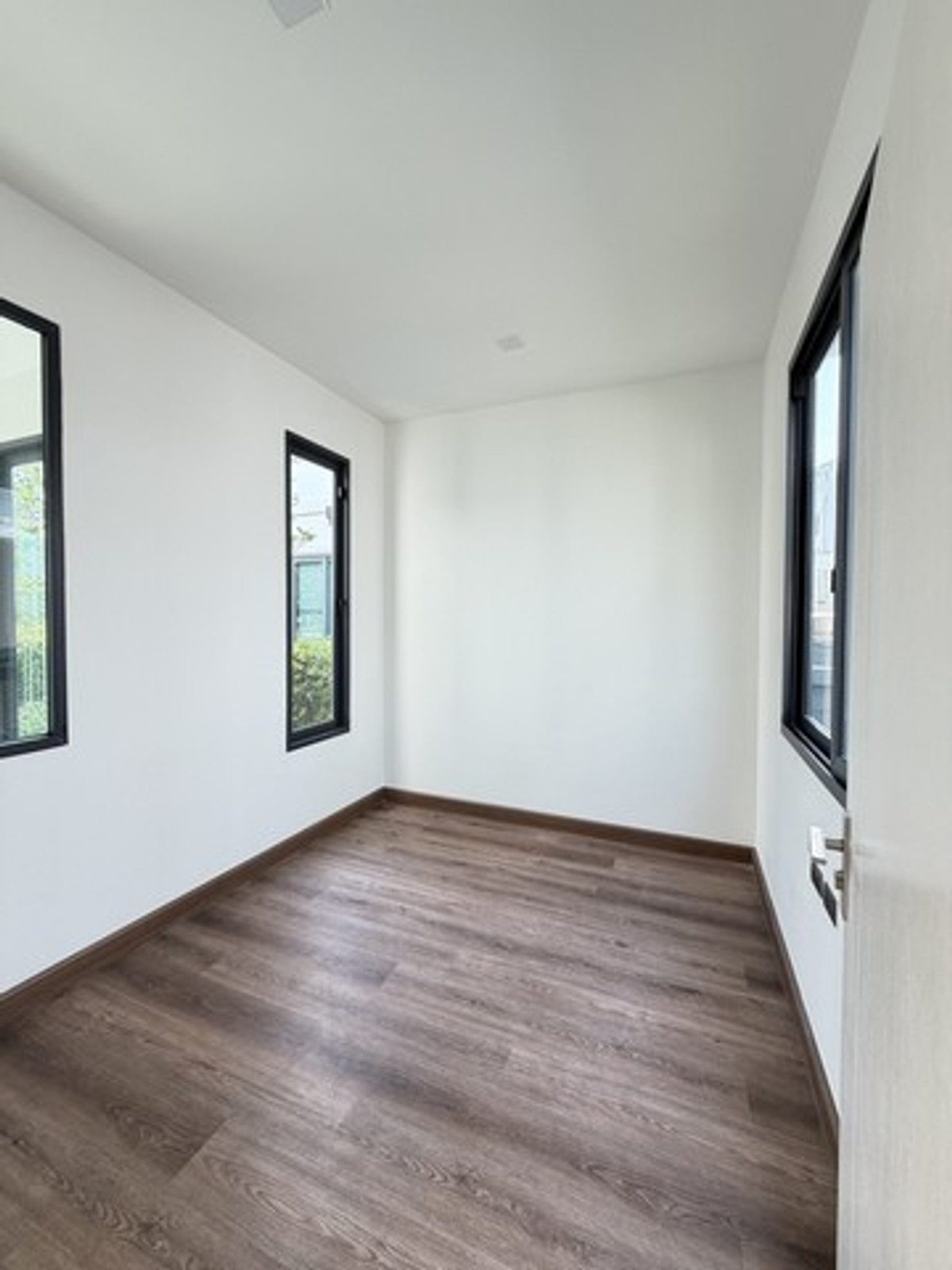 ให้เช่าบ้านพระราม 5 ราชพฤกษ์ บางกรวย : ขายดาวน์ หรือให้เช่า บ้านเดี่ยวแกรนด์บริทาเนีย ราชพฤกษ์ - พระราม 5 ที่ดิน 76.80 ตารางวา พื้นที่ 185 ตรม. 3 ห้องนอน 3 ห้องน้ำ 3 ที่จอดรถ บ้านใหม่ไม่เคยเข้าอยู่