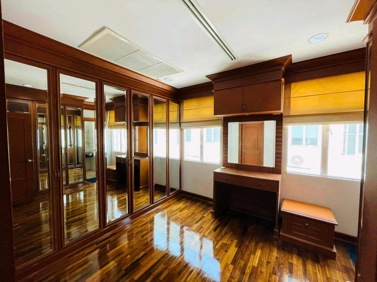 For RentTownhomeSukhumvit, Asoke, Thonglor : Townhome for rent, Baan Klang Krung, Thonglor 55, ready to move in. Fully furnished