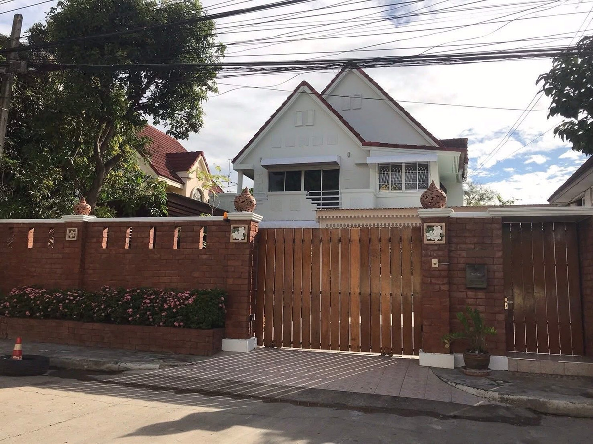 For RentHouseKaset Nawamin,Ladplakao : Single house for rent, 80 sq m., Soi Nawamin 111, near Ramindra Expressway and The walk Kaset Nawamin.