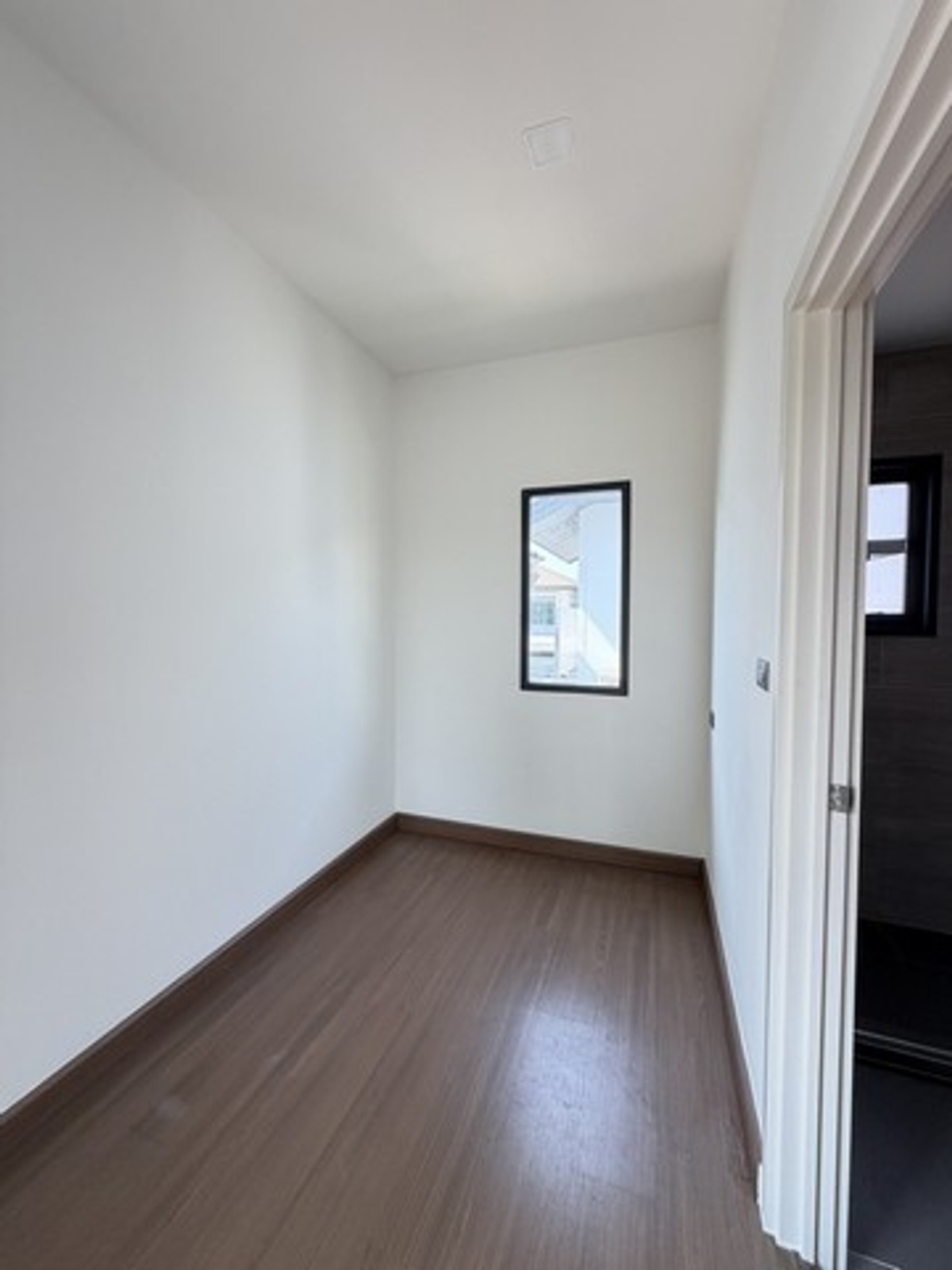 ให้เช่าบ้านพระราม 5 ราชพฤกษ์ บางกรวย : ขายดาวน์ หรือให้เช่า บ้านเดี่ยวแกรนด์บริทาเนีย ราชพฤกษ์ - พระราม 5 ที่ดิน 76.80 ตารางวา พื้นที่ 185 ตรม. 3 ห้องนอน 3 ห้องน้ำ 3 ที่จอดรถ บ้านใหม่ไม่เคยเข้าอยู่