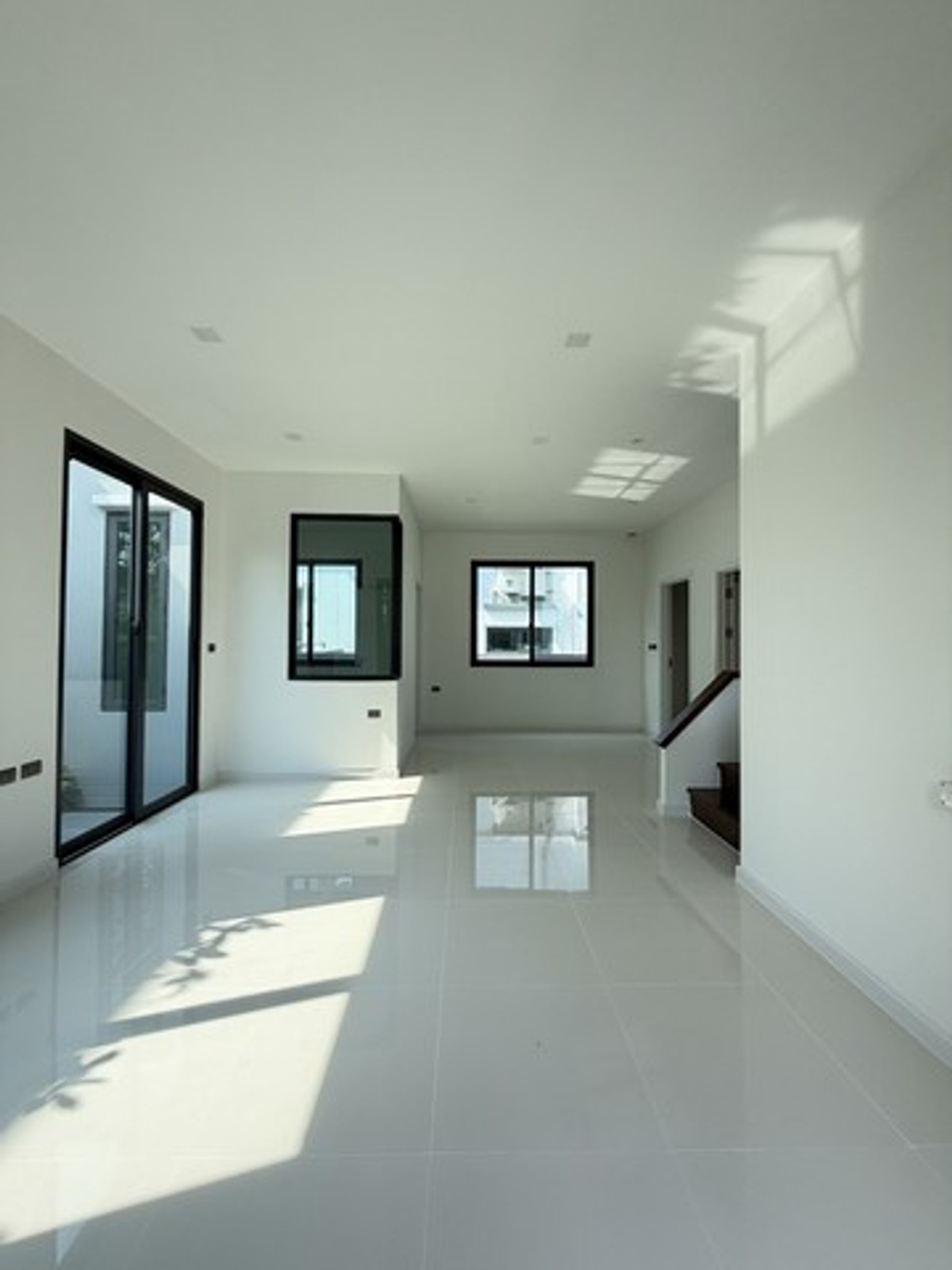 ให้เช่าบ้านพระราม 5 ราชพฤกษ์ บางกรวย : ขายดาวน์ หรือให้เช่า บ้านเดี่ยวแกรนด์บริทาเนีย ราชพฤกษ์ - พระราม 5 ที่ดิน 76.80 ตารางวา พื้นที่ 185 ตรม. 3 ห้องนอน 3 ห้องน้ำ 3 ที่จอดรถ บ้านใหม่ไม่เคยเข้าอยู่