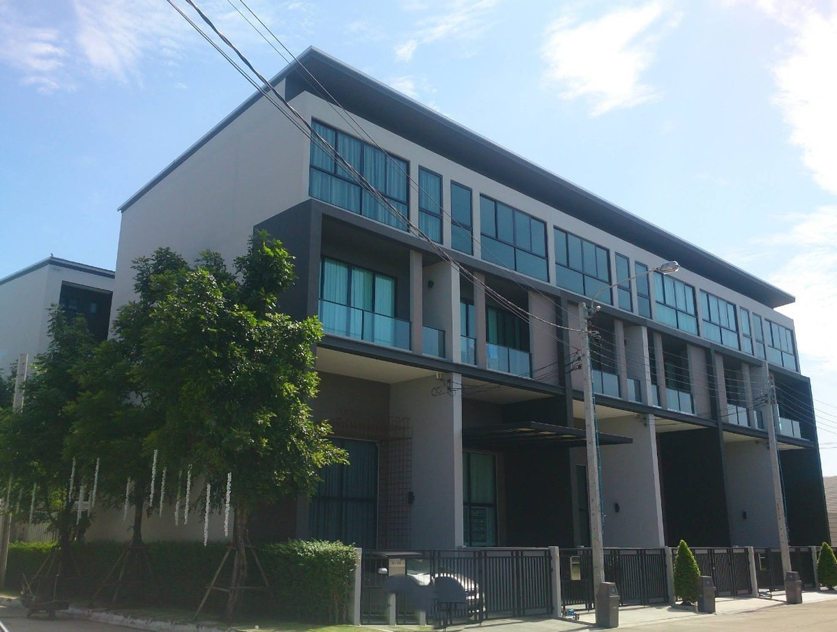 ขายทาวน์โฮมวิภาวดี ดอนเมือง หลักสี่ : ทาวน์โฮม 4ชั้น ซอยวิภาวดี64 เข้าออกได้หลายทาง ใกล้สนามบิน โถงเพดานสูง แบบ double volume ตกแต่งใหม่หมด