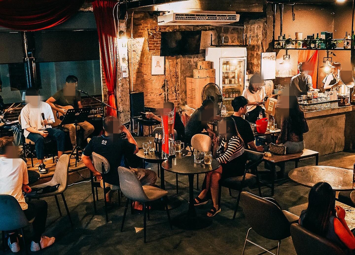 For RentRetail SpacePattanakan, Srinakarin : Rooftop for rent Town in Town area, as is, no lease fee, shop is next to the road. Only the rooftop