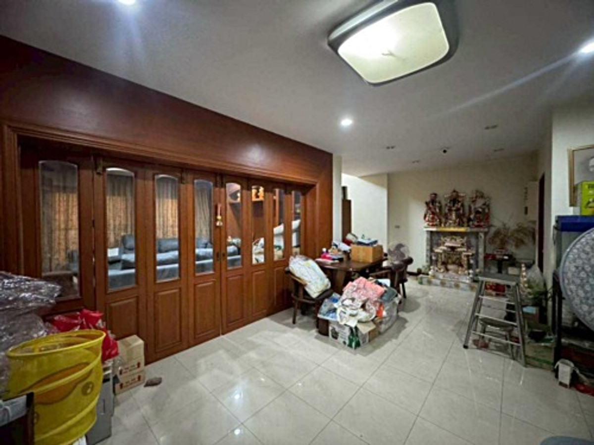 ให้เช่าอาคารพาณิชย์โชคชัย4 ลาดพร้าว71 : ให้เช่าอาคาร 3 คูหา 3.5 ชั้น + ดาดฟ้า พร้อมบ้าน 2 ชั้น ด้านหลัง ทำเลทอง ลาดพร้าว 71 (N.2012)