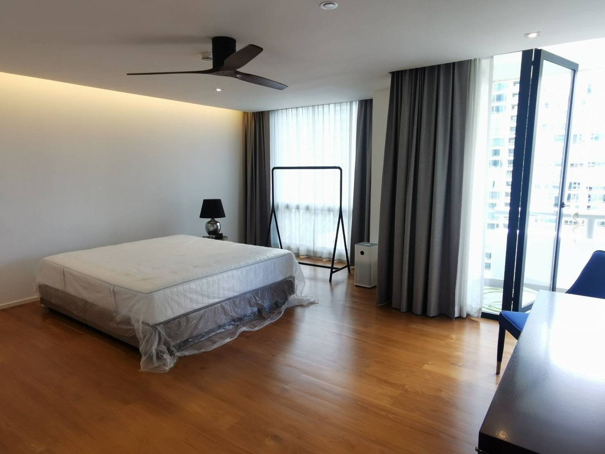 ขายคอนโดวิทยุ ชิดลม หลังสวน : Somkid Garden: 3bed 3bath 251.40sqm. 68,500,000 Am: 0656199198 Renovated Fully furnished 