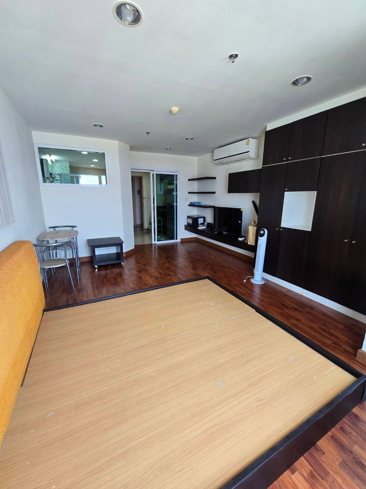 For RentCondoSeri Thai, Ramkhamhaeng Nida : Near the yellow BTS, Lam Sali Intersection Station, only 400 m away.