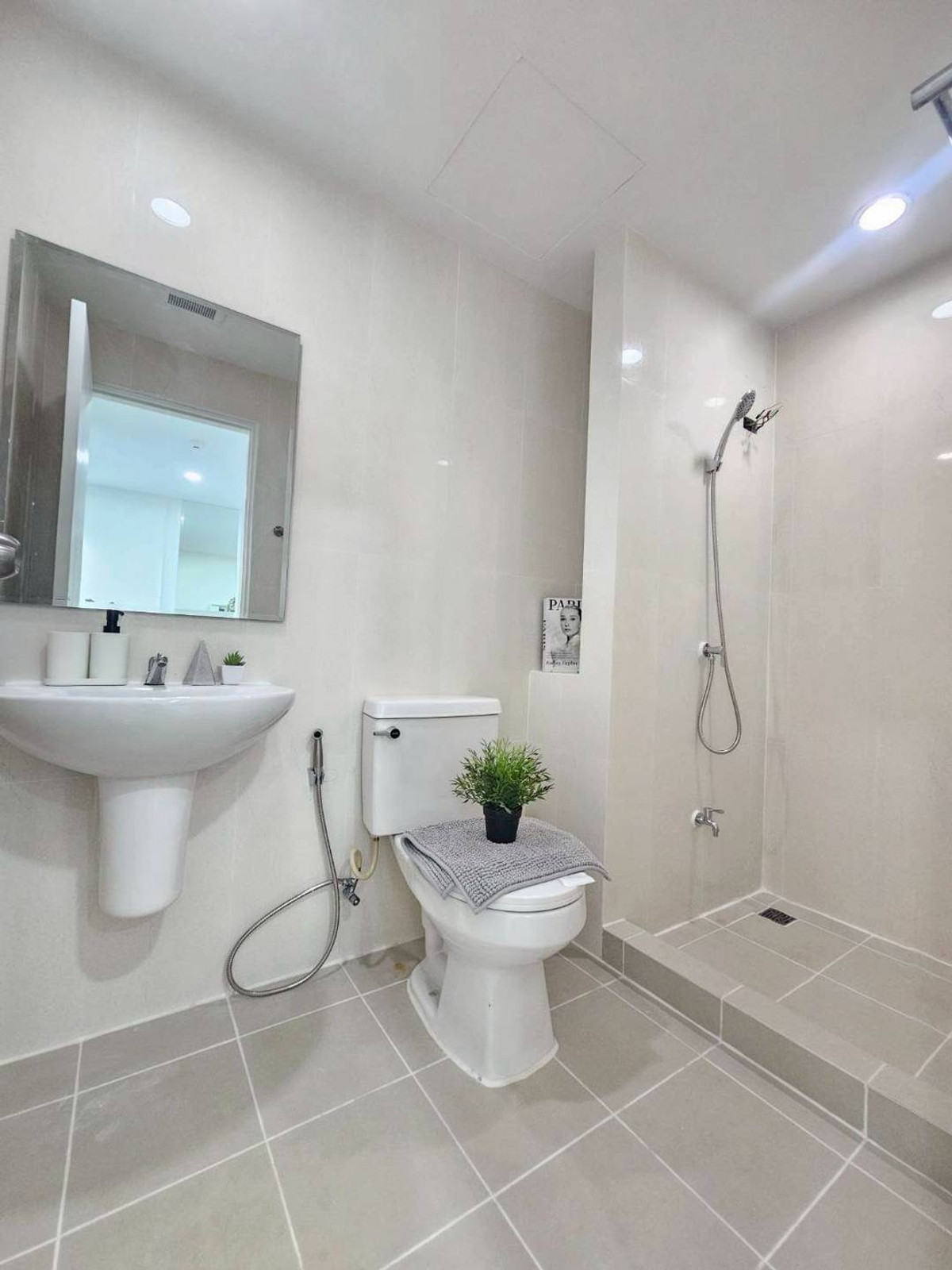 For SaleCondoBangna, Bearing, Lasalle : Selling at a loss: iCondo Lasalle Sukhumvit 105 BTS Bearing, next to Bangkok Patana International School, near BITEC Bangna, Chalerm Mahanakhon Expressway, Burapha Withi, Bangna intersection.