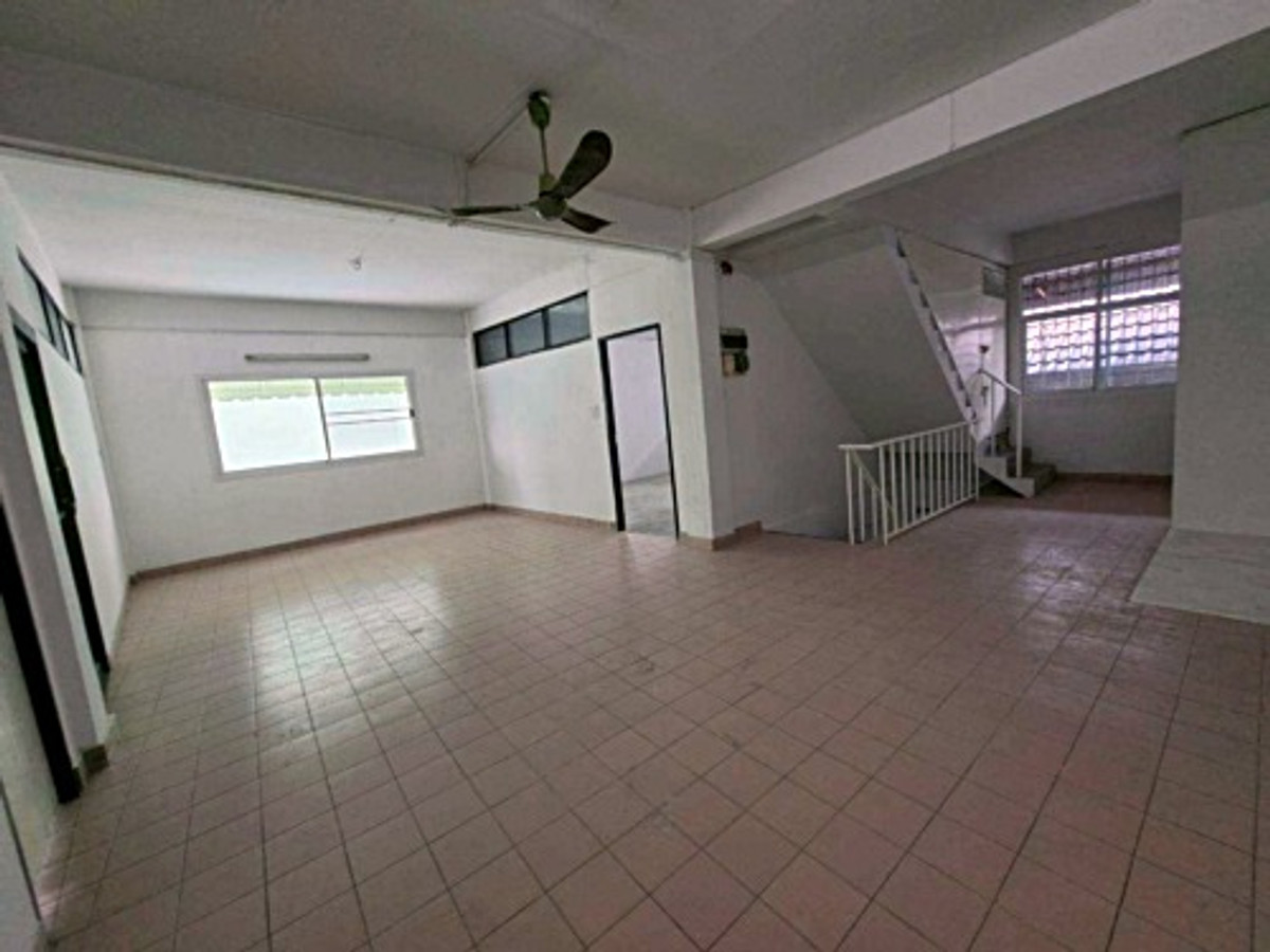 ให้เช่าอาคารพาณิชย์โชคชัย4 ลาดพร้าว71 : ให้เช่าอาคาร 3 คูหา 3.5 ชั้น + ดาดฟ้า พร้อมบ้าน 2 ชั้น ด้านหลัง ทำเลทอง ลาดพร้าว 71 (N.2012)